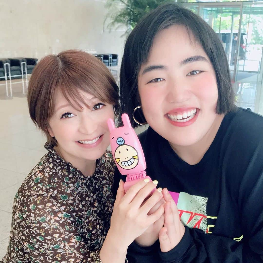 矢口真里さんのインスタグラム写真 - (矢口真里Instagram)「梅ズバッさんで、 ミニモニ。のファンだったと語ってくれたゆりやんちゃん😂✨ ・ ネットで手にいれたミニモニ。テレフォンは私物で持ってきてくれましたょ😁✨懐かしいwありがとうー😂✨ ・ ・ #本当は加護ちゃんの大ファン #ダミー役の矢口でしたw #話は変わりますが #アメリカのパフォーマンス最高でした 😂✨」7月11日 12時16分 - mariyaguchi_official