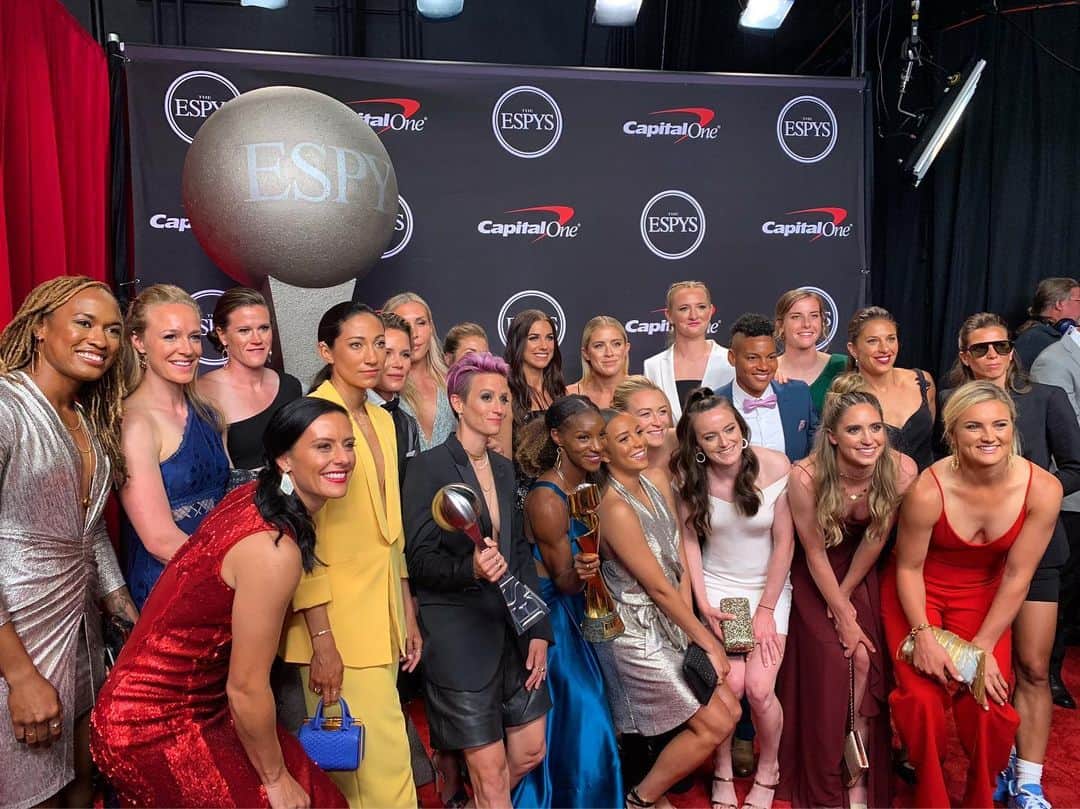 アメリカン・ブロードキャスティング・カンパニーのインスタグラム：「LEGENDS 🙌🙌🙌🙌 @uswnt #ESPYS」