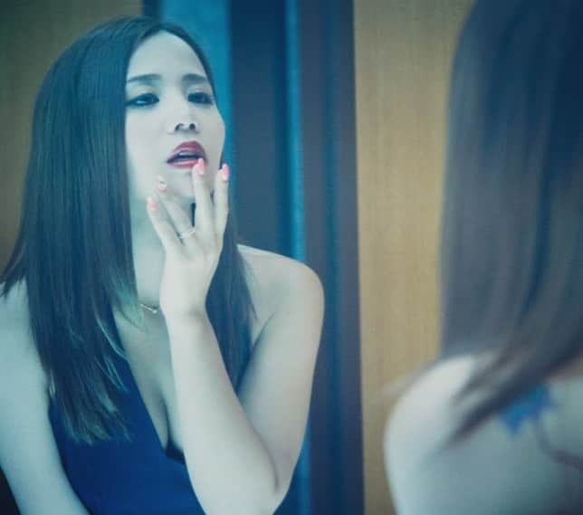 鈴木涼美さんのインスタグラム写真 - (鈴木涼美Instagram)「鏡の国のスズミ。  #mirror #littleblackdress #versace #japanesegirl #interview #photoshoot  ウートピ。インタビューも読んでね。」7月11日 12時18分 - suzumisuzuki