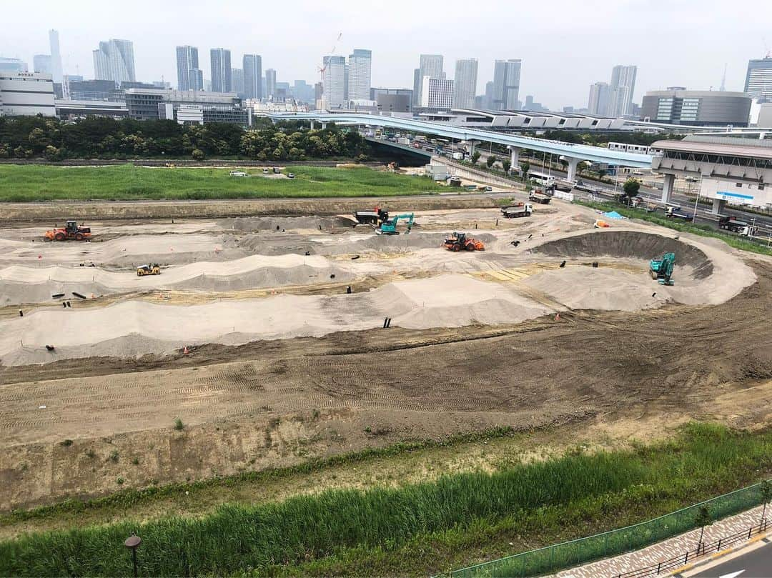 安田秀一さんのインスタグラム写真 - (安田秀一Instagram)「オフィスから見える東京オリンピック、BMX会場。  なぜか、2年くらい前からずーっと掘ったり、盛ったりしてる。  そして、一年以上も前ですが、コースっぽくなってる。  #税金 #東京オリンピック #建設業者だけ儲かる #日本の借金は増える」7月11日 12時19分 - yasudashuichi_dome