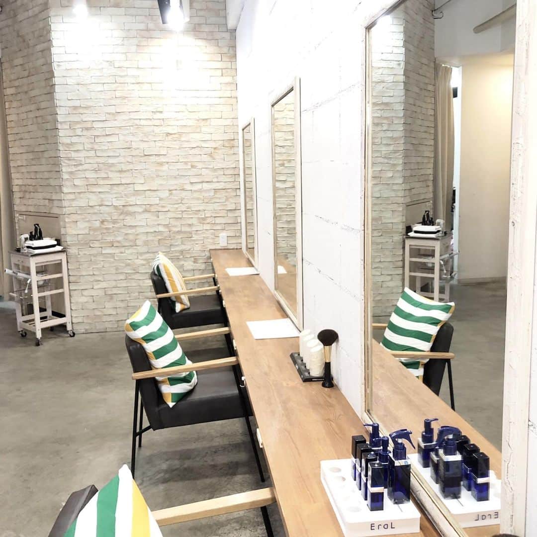 のインスタグラム：「イーラルのヘッドキュア初体験💓 ・ 気持ち良いだけのヘッドスパとは一線を画した、頭皮環境を向上させるメソッド✨ ・ 私の頭皮カチカチだったらしい😂頭頂部に関しては頭皮に炎症も見られました💦紫外線かクーラーによる乾燥によるものらしいです💦 ・ しっかり揉み解して頂きました✨血行が良くなり炎症が和らいで毛穴の汚れもサッパリ✨ ・ この気持ち良さ病み付きになります🙈 ・ 今回施術してもらったのはイーラル株式会社様主催の「キュアリストコンテスト」優勝サロン 🏆の s k y（スカイ）。 ・ 修練を積んだ技術と専門知識を持つキュアリストが、プロの手技による美容マッサージを提供してくれました♫ ・ 優勝サロンの日本一の極上ヘッドキュア受けれて幸せ💓 ・ "EraL　ヘッドキュア" 6500円でした✨ ・ イーラル様のプロモーションに参加中 ・ #イーラル#ヘッドキュア #イーラルヘッドキュア　#EraLヘッドキュア　#ヘッドスパ　#EraL　#サロン　#ヘアサロン  #エイジングケア #血流促進」