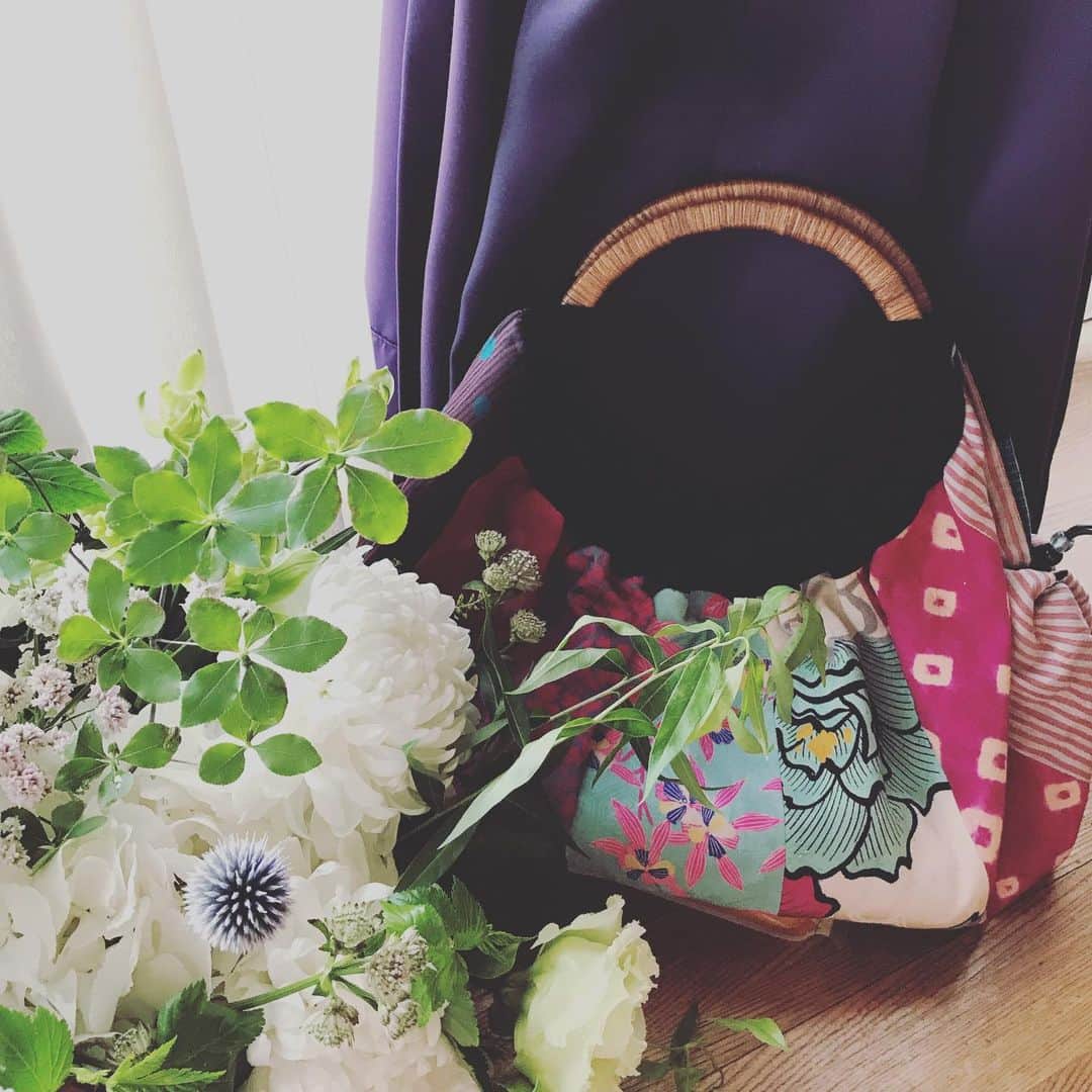 森口瑤子さんのインスタグラム写真 - (森口瑤子Instagram)「. . 集花のバッグ。 色が絶妙〜。 このbagは悪友櫻井公美の。笑笑 新宿伊勢丹でイベント開催中〜。 . #集花  #shucabag #日傘も可愛いの  #ロマデバ  #私のはもう少し渋い次回公開」7月11日 12時19分 - yokomoriguchi_official