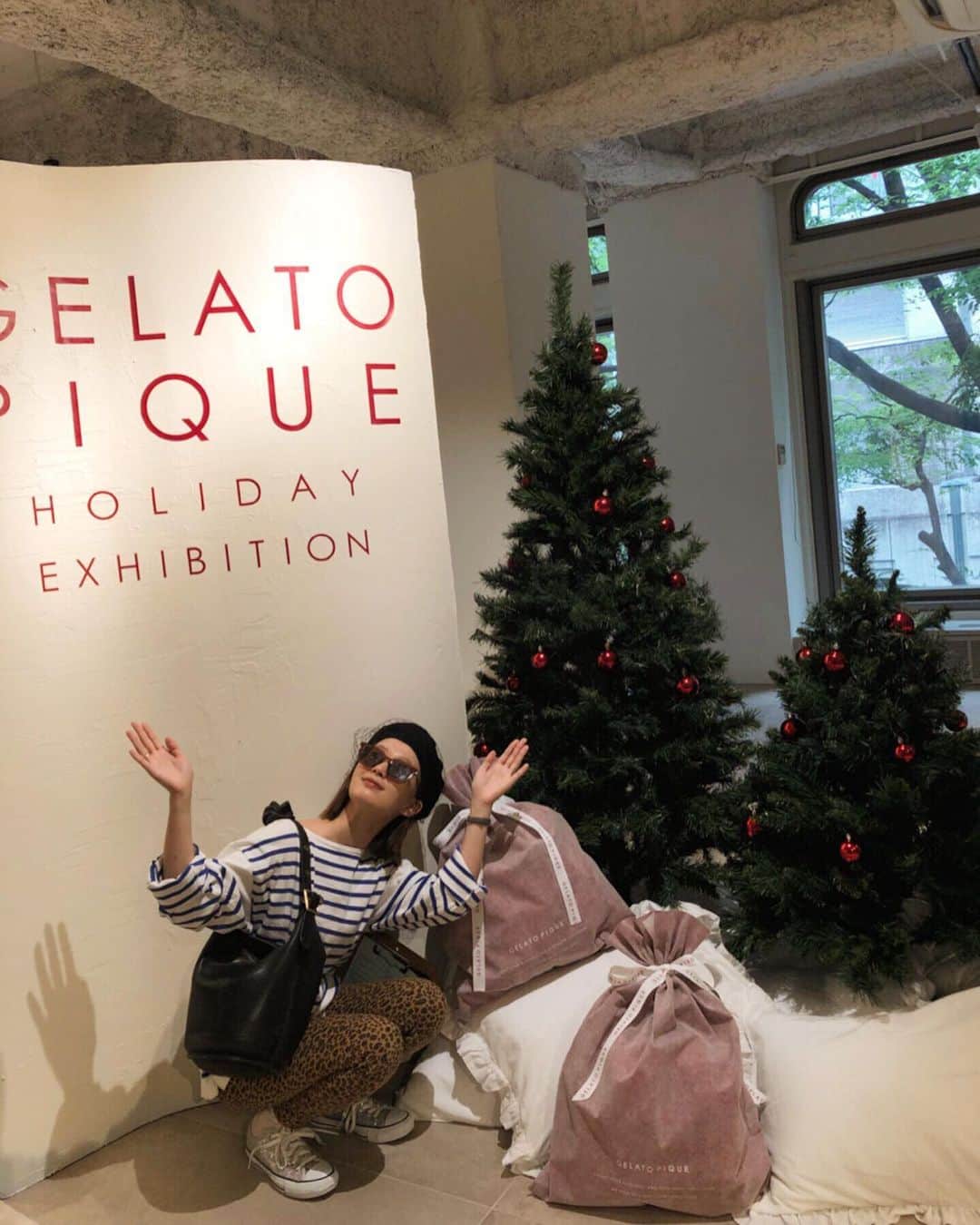 のインスタグラム：「#私服さん #しば服 #クリスマス雰囲気に合ってしまった ♡♡♡ tops... 二子玉蚤の市 pants... 韓国 bag... old coach béret... @dior  shoes... @converse_jp  socks... @muji_global  柄×柄の日 ボーダーにレオパードは相性が良くて好き。 小物は黒でナチュラルにしめるのがポイントです☺︎ . 午後からもファイティンだよ〜🇯🇵😊💪🏻✨」