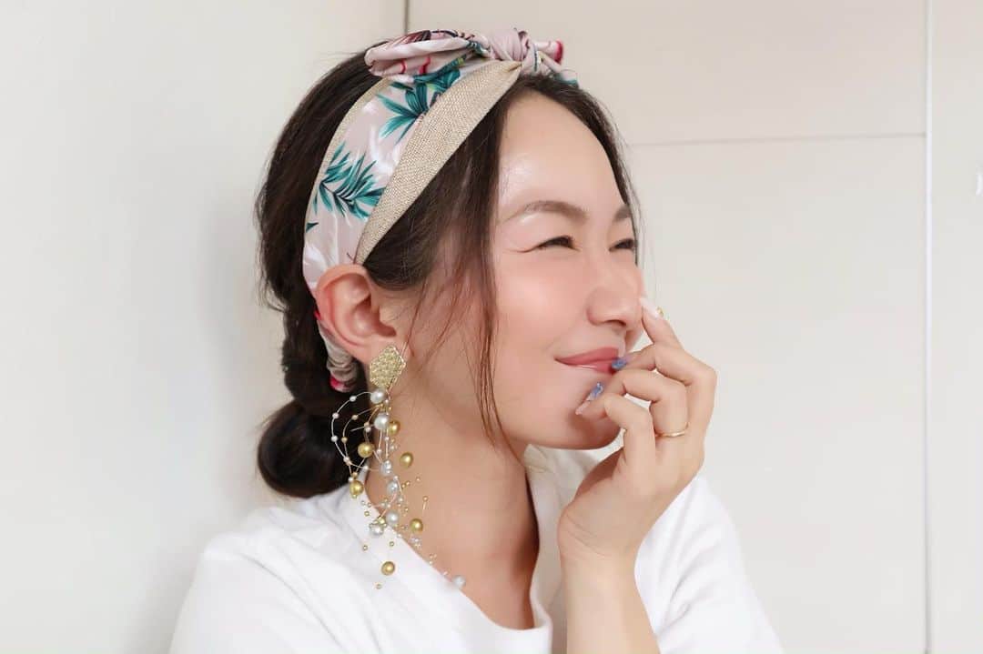 リナのインスタグラム：「今日はお兄ちゃんの学校の委員会活動🏫 . 子ども達と一緒に大掃除をしてきます🧹 そんな日は、まとめ髪&ヘアバンドが鉄板🌟 動き回っても走り回ってもへっちゃらヘア〜です😝 . 子どもたちは、本当に元気だね〜👦 このパワーはどこから湧き出てくるものが…⛲️ . 家では見られない、 子どもたちの姿を見れて、 ママはご機嫌です🤗 ............. 銀座カラーでは、 「Enjoy Summer Campaign」実施中だよ⭐️ 全身脱毛しておけば、 『あれっ！？ママ、腕から毛が生えてるよ〜っ🐥』なんて言われないしね😫 . 無料カウンセリングのご予約は『 @ginzacalla_official 』の 公式アカウントURLからキャンペーンcheck！ ............................................................. #まとめ髪 #銀座カラー #脱毛 #全身脱毛 #顔脱毛 #callaPR #ootd #恵みの雨 #梅雨 #3児ママ #梅雨コーデ #くすみピンク #makeup #todaysmakeup #ヘアアレンジ #コスメ好きさんと繋がりたい #美容好きさんと繋がりたい #メイク #ヘアスタイル #ヘアセット #hairarrange #hairstyle #ママヘア #アゲツヤアンバサダー応募」