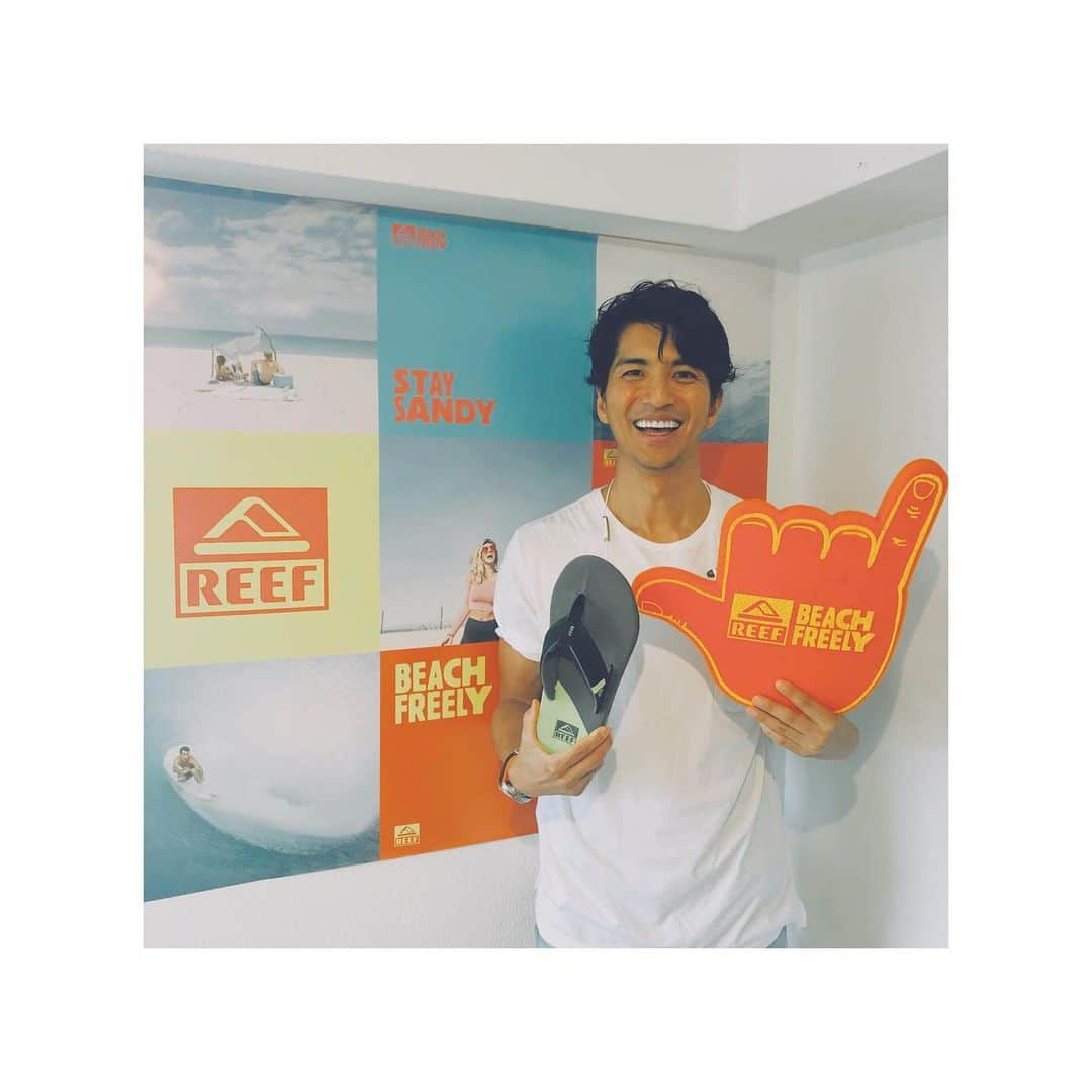 幸太さんのインスタグラム写真 - (幸太Instagram)「Exhibition for @reef_japan @reef @socco78  まだ夏来てないけど🌞 来年のサンダルをチェックしに行って来ましたー  ビーサンに栓抜き合体って、、、 もう夏心くすぐりまくりですよ🍺（笑）  久しぶりの @teppei186 & @k_suke16 Brothersにも会えて楽しい時間だったなぁー  #beachfreely #reef #exhibition #sandals #mickfanning #robmachado #happy #surfer #surfstyle #townstyle #leathersandals  #リーフ #サンダル #ビーチフリーリー #展示会 #栓抜き合体サンダル #ソックスも可愛かった #夏スタイル」7月11日 12時31分 - kotawave