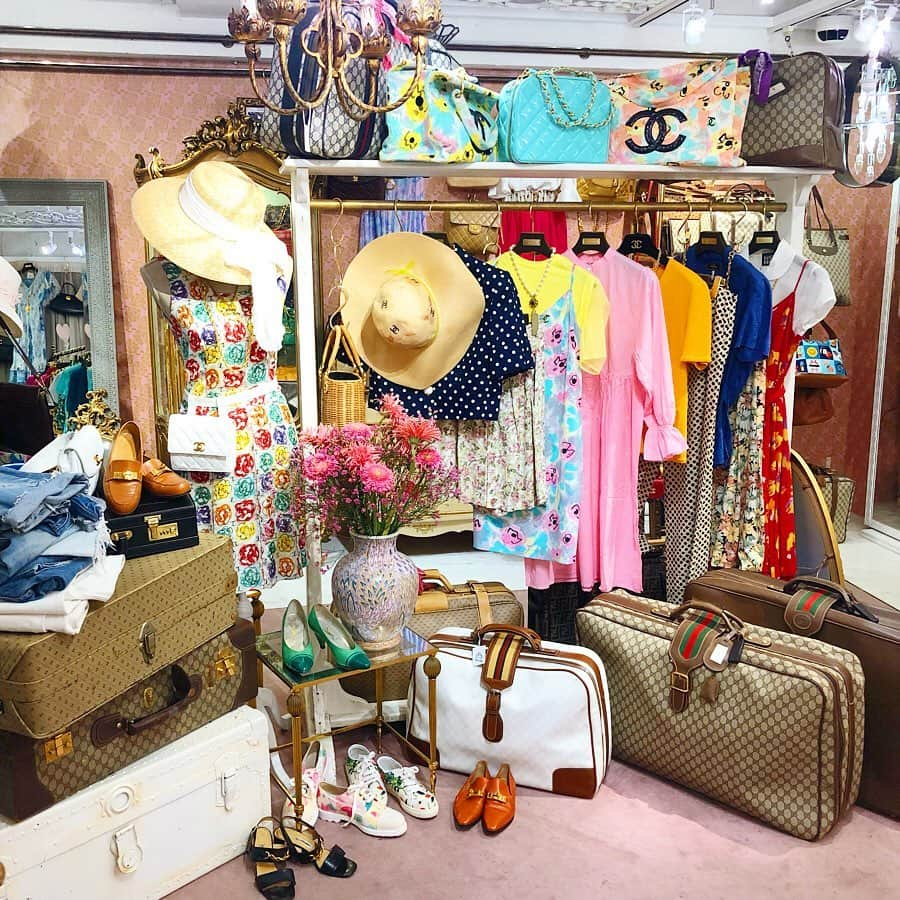 vintage Qooさんのインスタグラム写真 - (vintage QooInstagram)「New Display @vintageqoo ✨ Get ready to travel!👒 表参道本店では店頭限定のスペシャルトラベルバッグフェアを開催中です✈︎ . ❤︎Vintage Qoo Tokyo OMOTESANDO❤︎ Address : Cinnamon Oak 1F 4-11-15 Jingu-mae Shibuya TOKYO JAPAN 150-0001 Business hour : 12:00〜19:00 . ❤︎Vintage Qoo Tokyo Laforet❤︎ Address : Laforet B0.5F 1-11-6 Jingu-mae Shibuya TOKYO JAPAN 150-0001 Business hour : 11:00〜21:00 . #qootokyo #新qoo」7月11日 12時26分 - vintageqoo