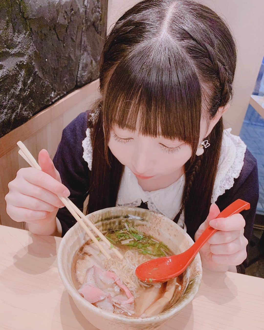 谷麻由里さんのインスタグラム写真 - (谷麻由里Instagram)「ラーメン食べた😚🍜 #ラーメン #谷麻由里 #ご飯 #ラーメン🍜 #ラーメン大好き #ツインテールアレンジ #ツインテール #東京」7月11日 12時32分 - mayusamatokeiyaku