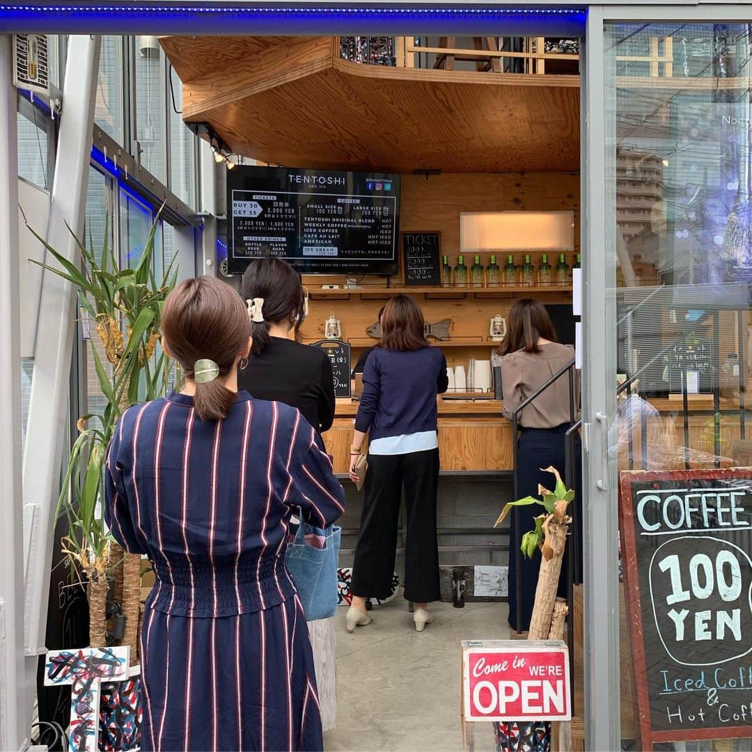 くろさんのインスタグラム写真 - (くろInstagram)「食後の100円コーヒー☕️ 知らんうちにバリエーション増えてたのでカフェオレを頼んでみた #TENTOSHI #TentoshiTokyo #自家焙煎工房冨久豆 #TENTOSHIブレンド #100円コーヒー #100円珈琲 #新虎通り」7月11日 12時32分 - m6bmw