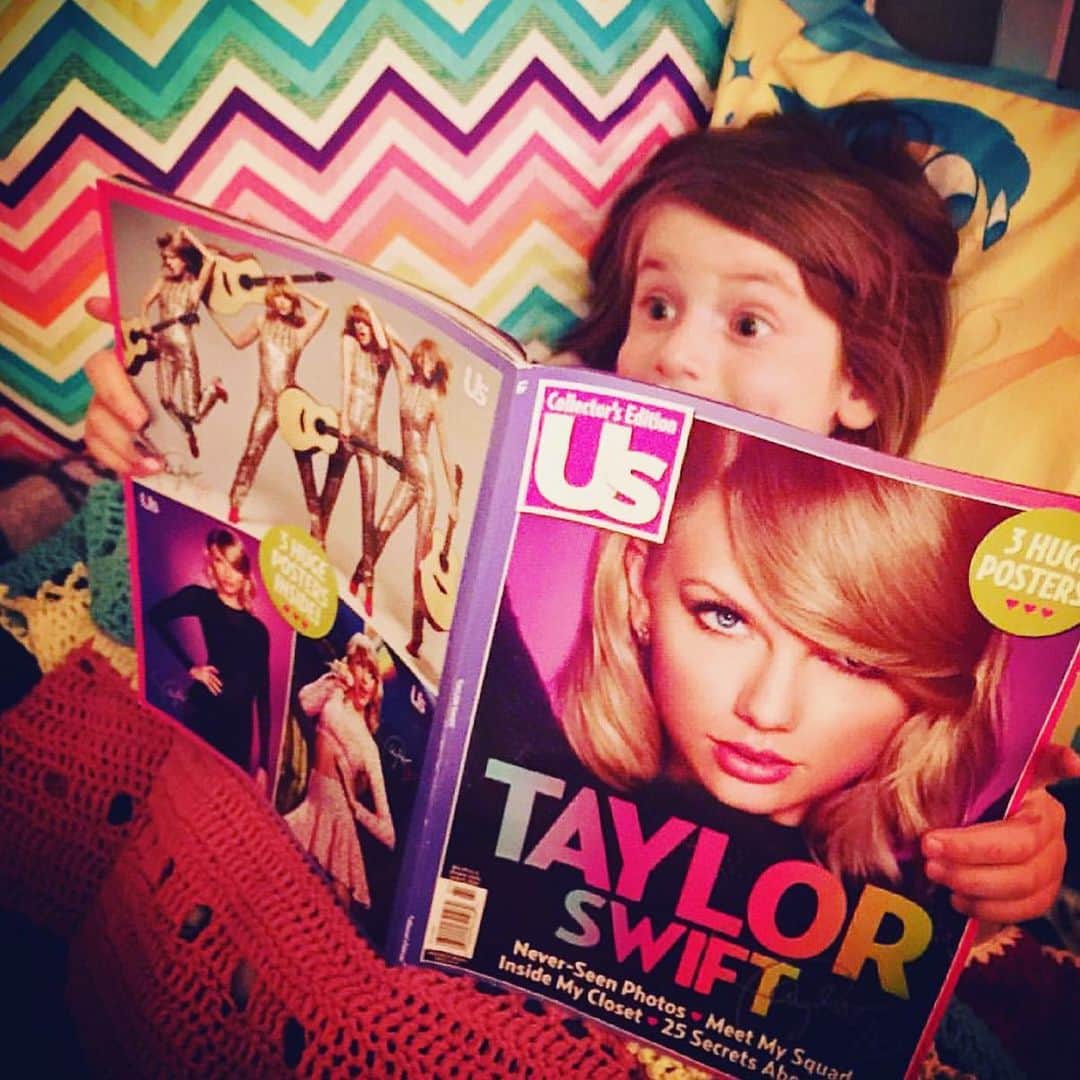 Saraのインスタグラム：「Amazon Prime concert featuring Taylor tonight!!! I cannot calm down!!! 😁🦋🌈 . . . #lillystaylortuesday #usmagazine #bedtimestory #taylorswift #amazonprimeday #amazonprimeconcert #youneedtocalmdown #swifties」