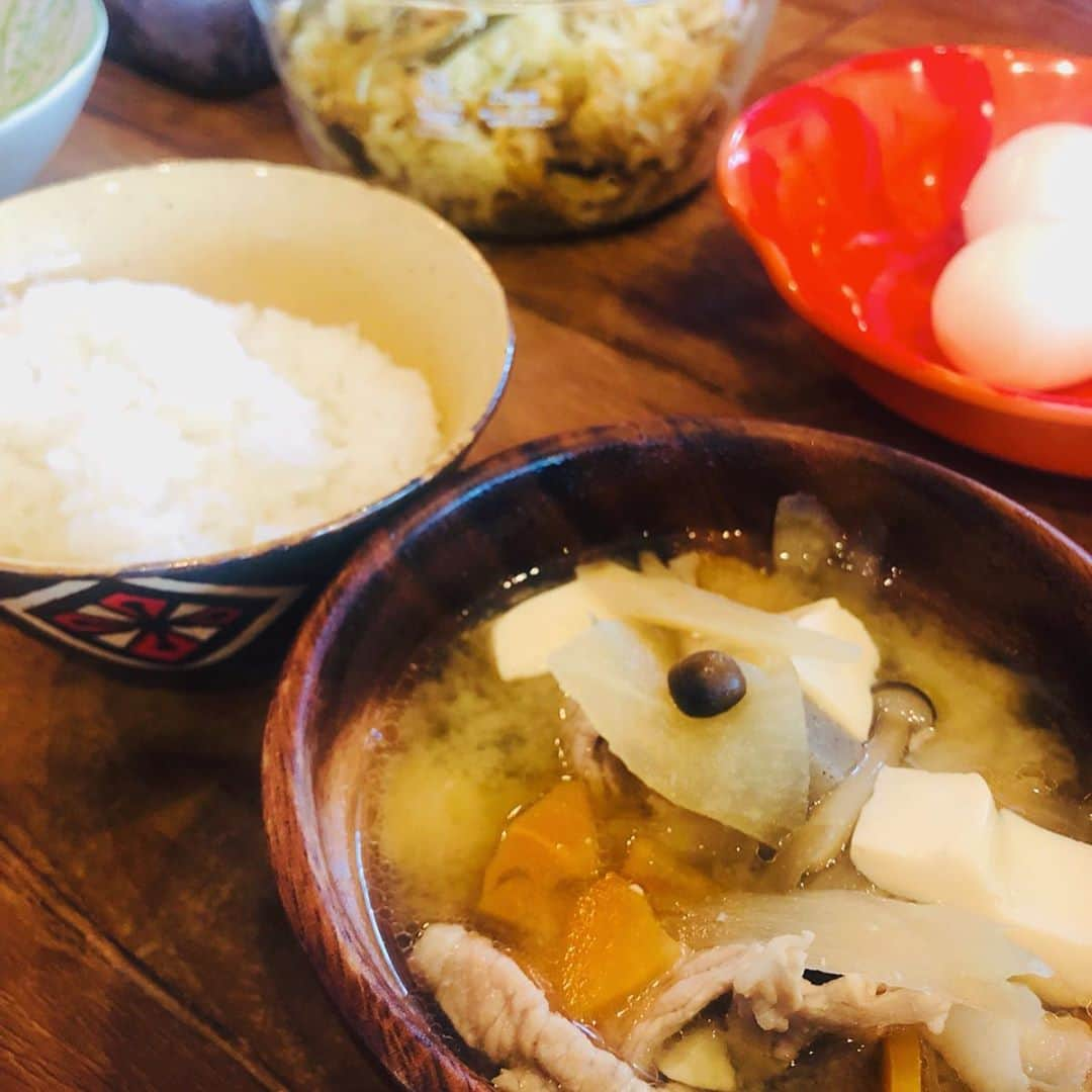 スザンヌさんのインスタグラム写真 - (スザンヌInstagram)「インスタいつも見てて﻿ 美味しそうだなぁ🤤❤️と﻿ お腹空かせてた﻿ ﻿ #ゆきりち弁当 @yukirichi119 の﻿ ゆりきちさんの﻿ #夫婦ともに３か月で10キロヤセました 📖ゲット🙌﻿ ﻿ 美味しそうだし、簡単レシピも﻿ 真似したいし、ご夫婦のエピソードにほっこりするの🙆‍♀️⭕️﻿ ﻿ 白米が好きすぎるから🍚﻿ 糖質オフ。わたしには難しそうだけど、﻿ 真似できるとこは取り入れていきたい🚩﻿ ﻿ ってことでさっそく、﻿ 作り置きも出来そうな﻿ #おかか味玉﻿ #しば漬けコールスロー﻿ #バタぽんこんにゃく ﻿ ﻿ 作ってみたよ🍳﻿ ﻿ 食べ応えもあって美味しい！﻿ さっそくわたしのお昼ご飯に🍚﻿ （結果、作り置かないじゃん😂）﻿ ﻿ おかか味玉は夜ご飯のときには染みてるかなぁ🥚」7月11日 12時43分 - suzanneeee1028