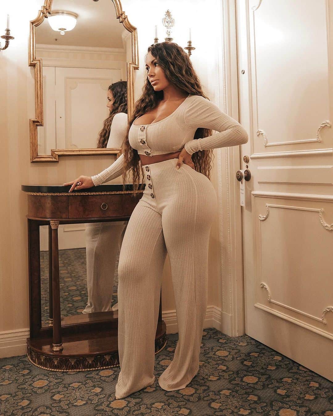 Aylen Aのインスタグラム：「When bae makes you mad..but you still hungry 🤐 Outfit @fashionnova」