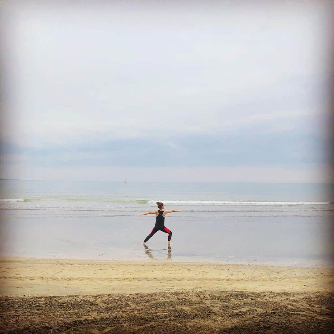 紺野ぶるまさんのインスタグラム写真 - (紺野ぶるまInstagram)「#beachyoga #cosmo」7月11日 12時52分 - buruma_konno