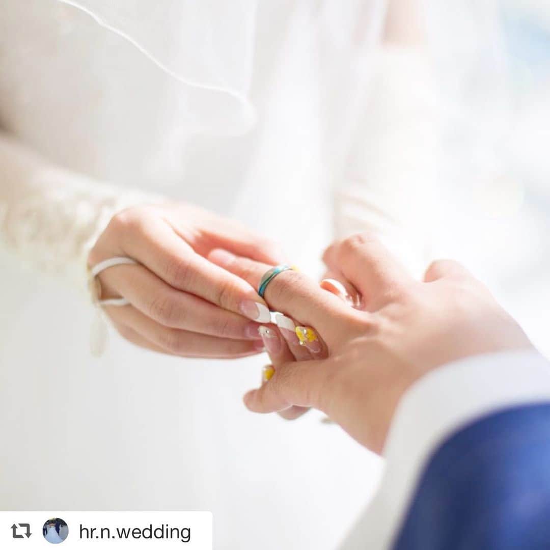 SORA ≪SORA表参道の公式アカウント≫のインスタグラム：「. @sora_omotesando をフォローして、 ぜひ『 #結婚指輪sora 』のハッシュタグを入れた お写真を投稿してください＊* . こちらのお写真は @hr.n.wedding さまから リグラムさせていただきます♪ . ･:*+.･:*+.･:*+.･:*+.･:*+.･:*･: 結婚式前から指輪入らんかなるのが 怖くてつけてたからキズ多目😂笑 お気に入りの指輪です♡ もう1ヶ月以上たつけどほんと 写真見るたびに幸せ。 とにかくクリスティア協会の 夕方挙式すごい眩しいです😂 でも本当きれい♡ ･:*+.･:*+.･:*+.･:*+.･:*+.･:*･: . #結婚指輪 #婚約指輪 #表参道 #金属アレルギー #金属アレルギー対応 #レアメタル #鍛造  #手作り #手作り指輪 #マリッジリング  #ブライダル #ウェディング #プレ花嫁 #クリエィティブ #デザイン #bridal #wedding #jewelry #ring #weddingring #creative #design #japaneseart #madeinjapan  #サムシングブルー #桜 #sakura #令和 #令和婚」
