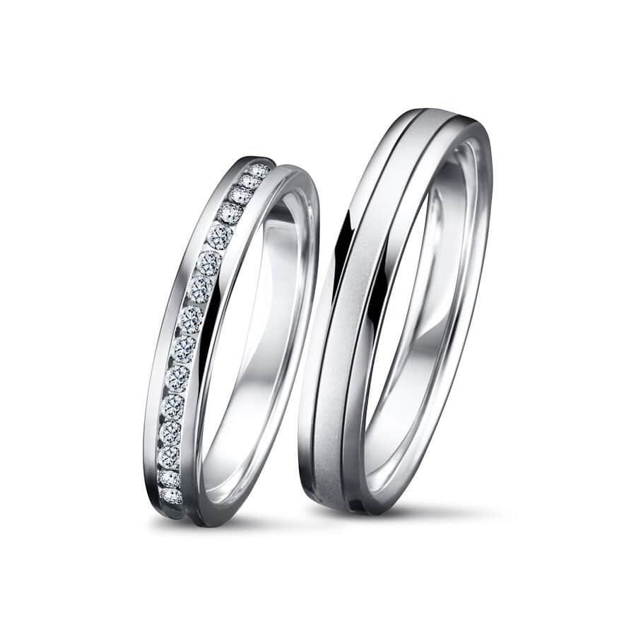 ラザール ダイヤモンド ブティック公式 | 婚約・結婚指輪さんのインスタグラム写真 - (ラザール ダイヤモンド ブティック公式 | 婚約・結婚指輪Instagram)「・ 『BLISS/ブリス(YG)』（右） ”bliss（至福）”は、いつの時も変わらず愛されるベーシックマリッジが、シンプルを極めたコレクションとして誕生。それぞれの“perfect happiness”を演出します。 Carat ：0.04ct/Price(税抜) ：84,000円、73,500円 ・ 『HIGH LINE/ハイライン』（左） 15個のメレダイヤをレール留めにあしらったマリッジリング。表面の凹凸が少なく、日常生活でも使いやすいデザインです。メンズは鏡面と艶消しのコントラストを効かせています。 Carat ：0.13ct/Price(税抜) ：187,000円、138,000円 ・ ★キャンペーン実施中☆ #クリスタルジュエリーケース がもらえるチャンス。7月15日まで。詳しくは当アカウント（@lazarediamond_boutique）のプロフィール欄をご覧ください。 ・ #BLISS #ブリス #至福 #perfecthappiness #HIGHLINE #ハイライン #メレダイヤ ・ #プロポーズ #ブライダルリング #マリッジリング #エンゲージリング #エンゲージメントリング #ダイヤモンドリング #婚約 #結婚 #指輪 #婚約指輪 #結婚指輪 #婚約指輪選び #結婚指輪選び #指輪探し #結婚式 #結婚式準備 #2019年春婚 #2019年夏婚 #2019年秋婚 #2019年冬婚 ・ #ラザールダイヤモンド #lazarediamond」7月11日 13時00分 - lazarediamond_boutique