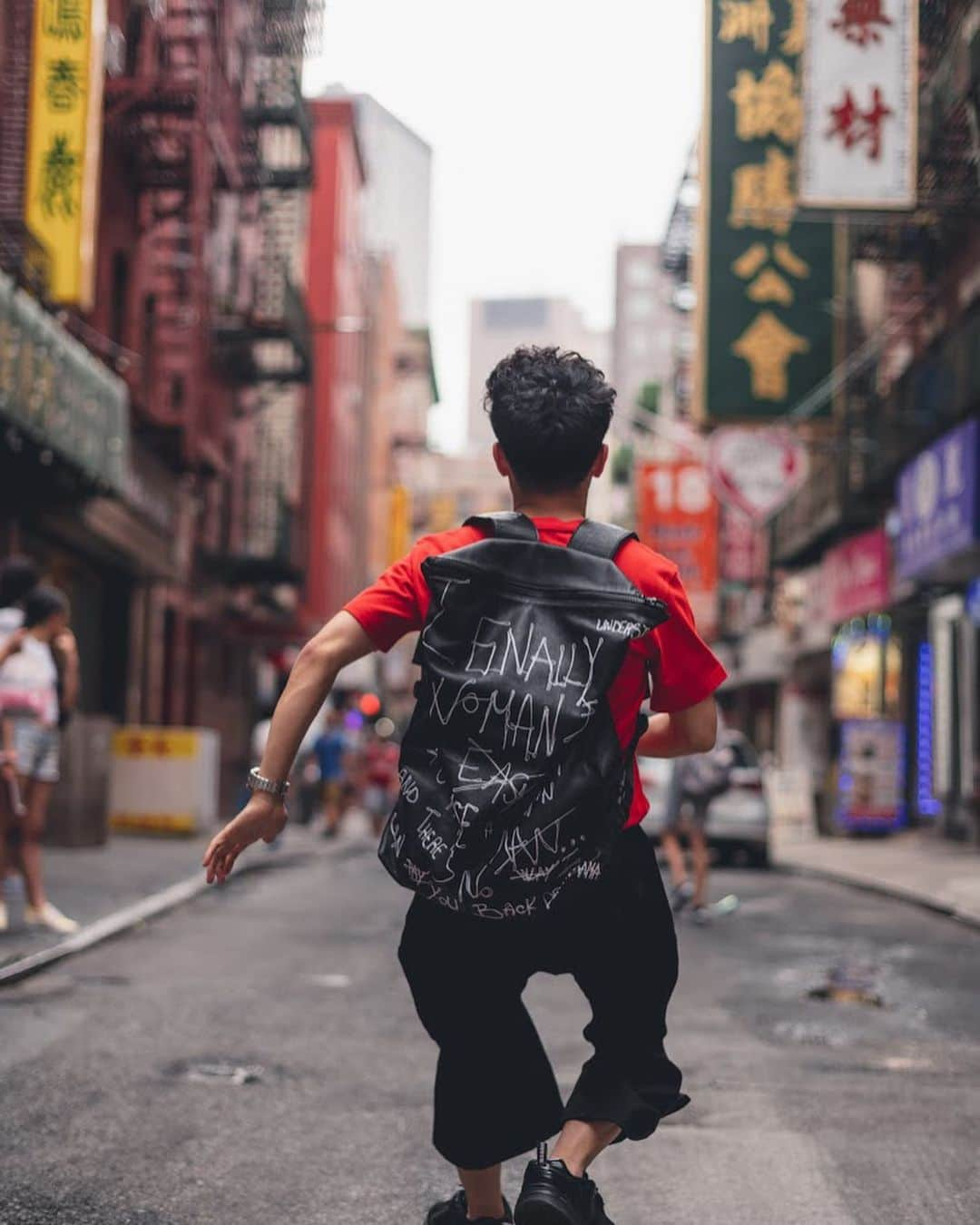 綾部祐二さんのインスタグラム写真 - (綾部祐二Instagram)「In Chinatown  Photo by @selwyn.ramos  T-shirt: @calvinklein  Pants: @rafsimons  Sneakers: @martine_rose  sunglasses: @eyevan7285_tokyostore Backpack: @selfmadebygianfrancovillegas」7月11日 13時14分 - yujiayabe