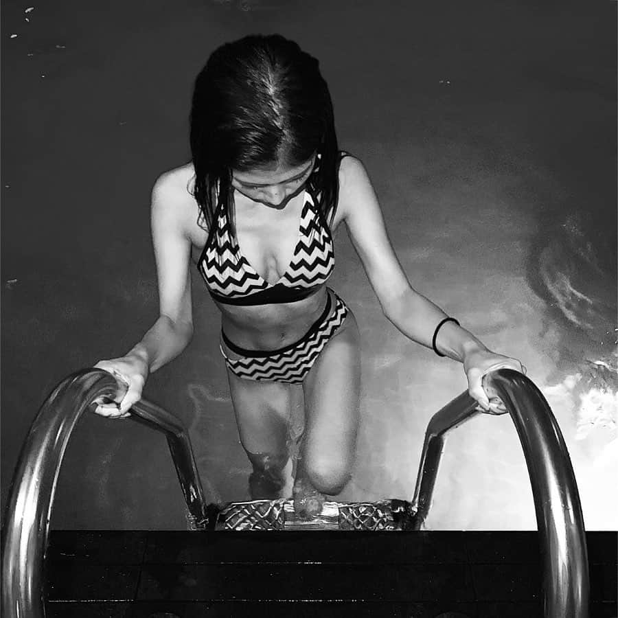 のインスタグラム：「このビキニほんま可愛い👙🖤 @slumberofficial ＊ ＊ モノクロにしてるのは プールのライトのせいで どうしてもアバターになるから← (2枚目) ＊ ＊ ＊ #クアラルンプール #マレーシア #クアラルンプール旅行 #ナイトプール #インフィニティプール #旅行 #女子旅 #タビジョ #thefacesuites #trip #tabijyo #tabimuse #traveler #instagood #marika_trip」