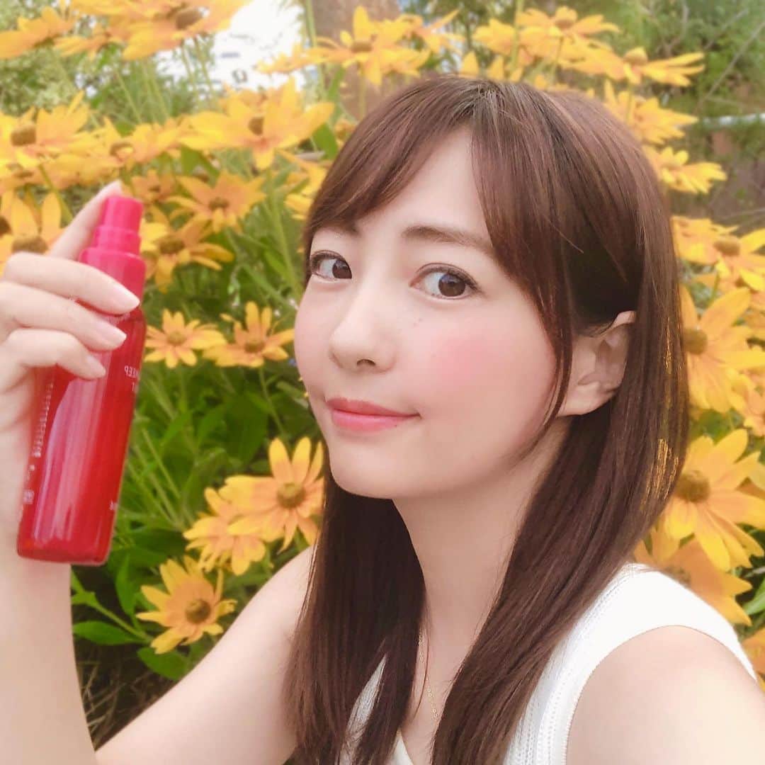 うえむらちかのインスタグラム：「八重山諸島に行った時に暑過ぎて顔が汗だく💦﻿ ﻿ 写真を見返したら、鼻の頭と鼻の下に大粒の雫がついてて笑いました🤣﻿ （Instagramに上げる写真を選ぶのが大変だった笑）﻿ ﻿ このままじゃ夏の間、顔がドロドロになる😭と帰ってすぐ探したのがこれ❣️﻿ ﻿ #KOSE の #メイクキープミスト﻿ ﻿ メイクの仕上げににサッと吹きかけるだけで化粧くずれしなくなる👩✨という優れもの💕﻿ ﻿ 🌼メイクコート成分（化粧持ちUP）﻿ 🌼汗・皮脂プルーフ成分（ウォータープルーフ）﻿ 🌼保湿成分（乾燥も防ぐ）﻿ 🌼フレッシュフローラルの香り﻿ ﻿ わざわざ #ウォータープルーフ の化粧品を使わなくて済むし﻿ #乾燥肌 の私としてはウォータープルーフでお肌が乾燥するのが苦手だったので、保湿成分のあるミストでウォータープルーフ効果があるのが一番嬉しかったです😻﻿ ﻿ スプレーしたあとすごいしっとりする💕﻿ ﻿ それになんといってもお値段が #プチプラ でリーズナブル❣️﻿ 性格的に貧乏性なので高い化粧水なんかはちまちま使っちゃう派だったのですが笑﻿ ﻿ ありがたくジャバジャバ使わせてもらってます‼️ ﻿ ﻿ ﻿ メイクしたてのような 美しい仕上がりを長時間キープしてくれる﻿ 🌼KOSE メイクキープミスト﻿ 🌼¥1,200(税抜き)﻿ ﻿ この夏はこれで乗り切れそうです😌﻿ （探せばあるある💕）﻿ ﻿ ﻿ #メイクキープシリーズ #メイク落ちない #コーセー #コスメ #コスメオタク #コスメ好きさんと繋がりたい #メイク好きさんと繋がりたい #コスメ好き  #cosme #cosmetics #pr #メイク #ミスト #化粧 #化粧崩れ #ベースメイク #アイメイク #プチプラコスメ #cosmetichika #赤色なのもお気に入り」