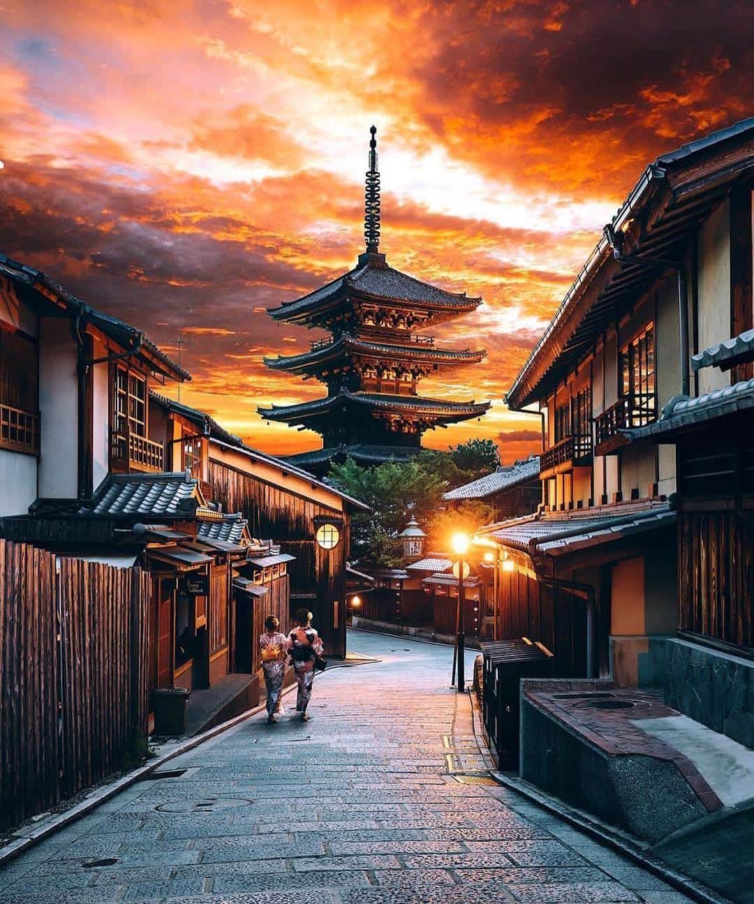 Earth Picsさんのインスタグラム写真 - (Earth PicsInstagram)「Sunset in Kyoto Japan 🇯🇵 by @jacob . . . . . . . . . #wandering #travelphoto #instravel #destinations #ilovetravel #tourist #gltlove #instatravelling #instatraveling #traveling #passportready #alwaysexploring # #wanderer #travel #wander #writetotravel #travelpics #doyoutravel #worldplaces #travelandlife #tourism #worldexplorer #wunderlust」7月12日 0時02分 - earthpix