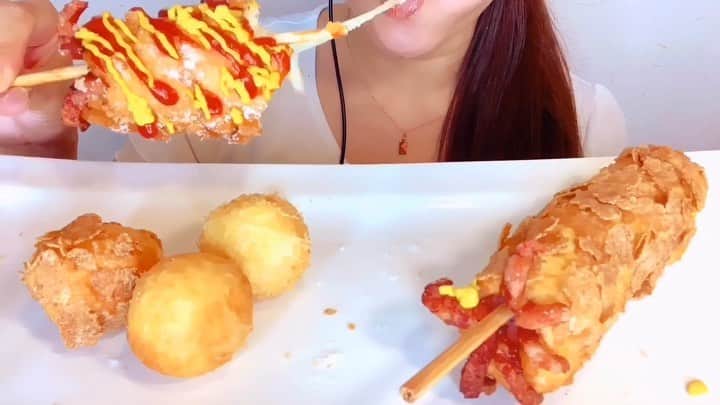 のインスタグラム：「新アカウント作りました✨ 新アカウントには咀嚼音を投稿せず、食べたもの、新作動画のお知らせなど投稿します✨ @sweetschannelanmitsu  こちらのフォローもよろしくお願いします🤗❤️ ✨✨✨✨✨✨✨✨✨✨ 先日UPした 手作りのチーズドッグとチーズボール動画のピックアップです🤗 動画の後半では作り方もご紹介しています✨ YouTubeの検索で、 「あんみつ チーズボール」 で出てきます☺️ ぜひご覧ください！ ＊＊＊＊＊＊＊＊＊＊＊＊＊＊ Please subscribe 【YouTube】 Sweets Channel Anmitsu  Please check on YouTube “anmitsu cheeseball” ＊＊＊＊＊＊＊＊＊＊＊＊＊＊ #mukbang #mukbangvideo #eatingshow #mukbangasmr #mukbangeatingshow #asmrvideo #asmrvideos #asmrfood #asmr #asmreating #asmrsounds #asmrmukbang #mukbangasmr #asmreatingsound #eatingvideo #eatingsound #eatingsounds #eating  #corndog #cheeseball # #Mozzarella #音フェチ動画 #音フェチ  #咀嚼音 #ザクザク #サクサク #SweetsChannel #SweetsChannelAnmitsu #スイーツちゃんねる #あんみつASMR」