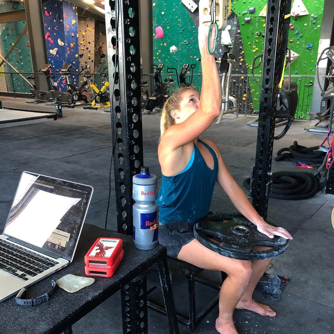 サッシャ・ディギーリアンさんのインスタグラム写真 - (サッシャ・ディギーリアンInstagram)「Testing my isolated pull strength; here my single arm pull weight on a 20mm edge. I’ve been training with @bhkillian to prepare for an upcoming expedition. 3 weeks ago we did the same test and Brendan designed our 6-week out plan to get me as ready as possible for my summer project. Since the last run, my strength numbers on this test went up from pulling 35kg(~77lbs) to 40kg(~88lbs) and 32kg to 39kg (+14lb). Training for our objective includes an emphasis on endurance (cardiovascular and climbing-specific), and also power because it includes a 5.14 roof pitch through 80+ degree temps and high humidity. My favorite part of training is simply climbing outside; however, gym work can provide precise metrics and enables the use of specific exercises to improve outdoor performance. Now, if only there were a way to train to fight off black mambas. Or are there?! 🐍」7月12日 0時08分 - sashadigiulian