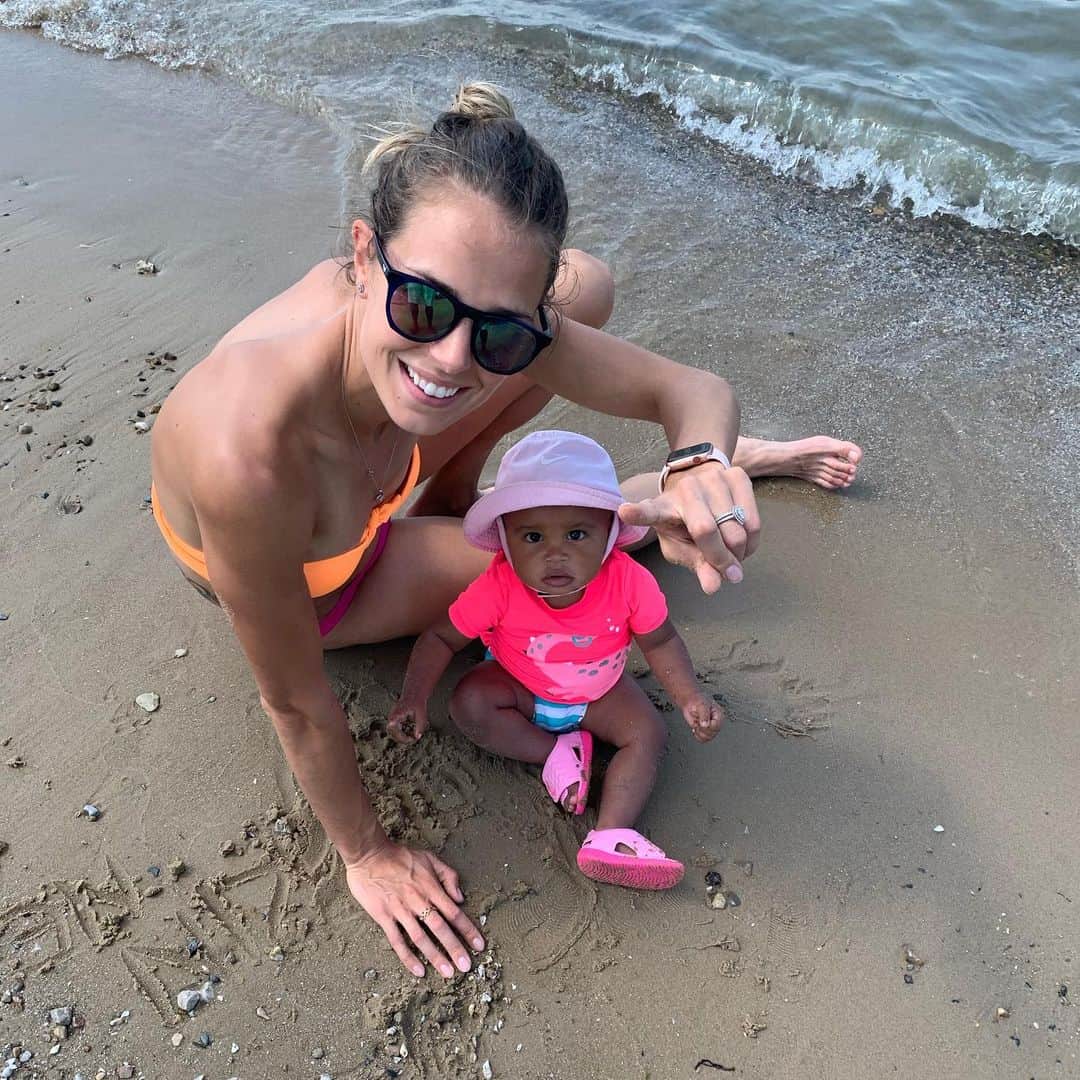 メリッサ・ビショップのインスタグラム：「It’s beach season 🏖  #girlmom #yabish #beachbabes」
