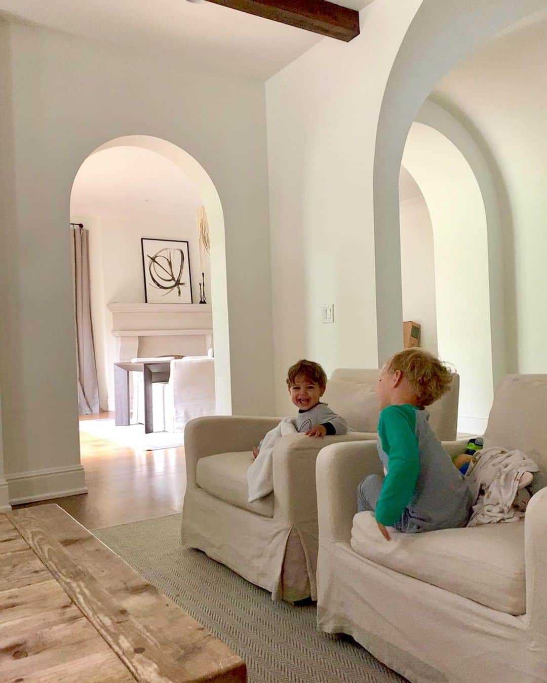 Jessie Jamesさんのインスタグラム写真 - (Jessie JamesInstagram)「My sweet boys up and drinking their chocolate milk while eric and I sip our coffee ... Viv is sleeping in (that’s mu girl)」7月11日 22時35分 - jessiejamesdecker