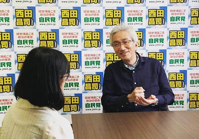 西田昌司さんのインスタグラム写真 - (西田昌司Instagram)「. 先日、事務所に同志社大学の学生が訪問されました😄 来年から社会人になる学生から、リストラの心配や、働きやすい環境についての質問があり、西田が考える政策について話しました。 . 西田昌司の話を聞いてみたい方！ぜひ、個人演説会にお越しください！西田昌司の話を聞いてみてください👂  #同志社 #西田昌司 #大学生 #参議院選挙2019」7月11日 22時36分 - shoujinishida