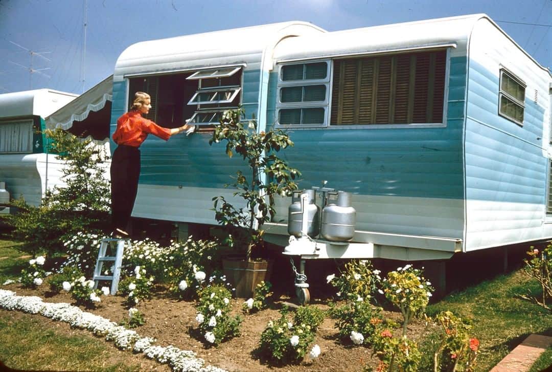 lifeさんのインスタグラム写真 - (lifeInstagram)「Woman washing windows on an expandable trailer located in Treasure Island Trailer Park. Laguna Beach, California 1956. (Ralph Crane—The LIFE Picture Collection/Getty Images) #vintage #LagunaBeach #TBT」7月11日 22時36分 - life