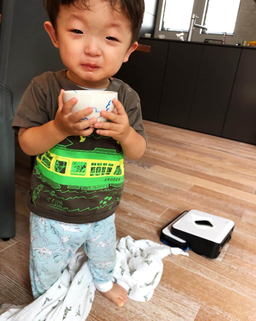 中村獅童さんのインスタグラム写真 - (中村獅童Instagram)「お水飲んでたら床拭きロボットが近づいてきて泣いちゃいました。 #陽喜」7月11日 22時37分 - shido_nakamura