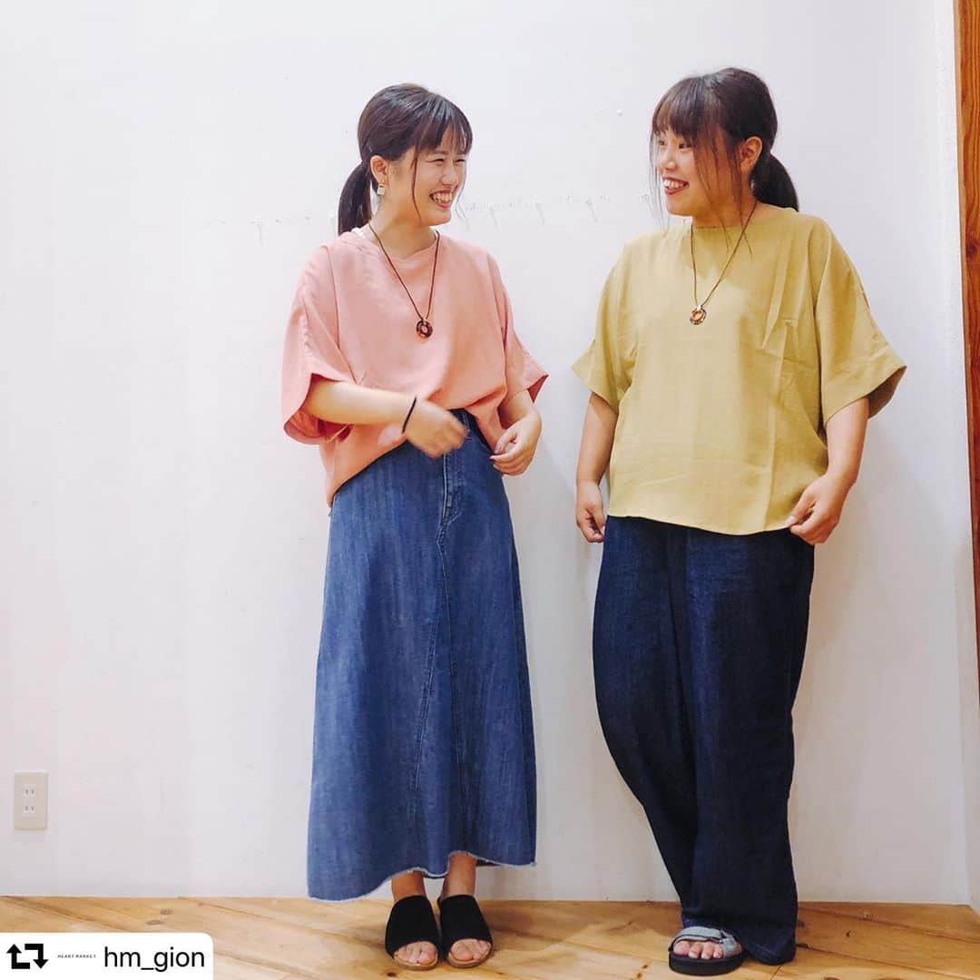 HEART MARKET (ハートマーケット)さんのインスタグラム写真 - (HEART MARKET (ハートマーケット)Instagram)「#repost @hm_gion ・・・ .snap→→ . 皆様こんばんは🌛💕 本日のスタッフコーデをお届けいたしますᙏ̤̫͚ . . #LF197310 / 布帛ドルマンPO / 6color size FREE / → ¥1,900 +tax . フワッと軽い着心地なので夏にぴったりです🌻💕 . #PA1906023 ネックレス → ¥990+tax . #AF1905020 ピアス → ¥1,200 +tax . . #双子コーデ #おそろコーデ #イロチコーデ . . 他にも新作商品が続々入荷中です🌸 ぜひこの機会にハートマーケットへお立ち寄りください！ . . . #ハートマーケット #ハトマ#HEARTMARKET #heartmarket #ハトマ2019 #プチプラ  #プチプラコーデ #ナチュラル #ナチュラルコーデ #シンプル #シンプルコーデ #今日のコーデ #お洒落 #オシャレ #おしゃれさんと繋がりたい #ファッション #広島祇園 #広島府中 #広島アルパーク #スタッフスナップ」7月11日 22時39分 - heartmarket