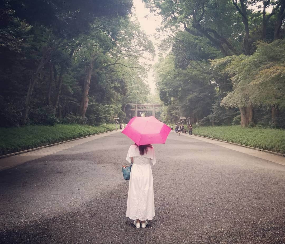 前田真里さんのインスタグラム写真 - (前田真里Instagram)「霧雨のなか　お詣りへ  #令和　#御朱印めぐり #tokyocameraclub #明治神宮 #傘 #砂利道  #御朱印 #tokyo #harajuku #梅雨 #rain #umbrella」7月11日 22時43分 - maedamari