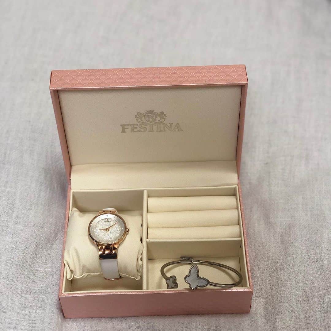 菊池かなこさんのインスタグラム写真 - (菊池かなこInstagram)「・ ❤︎New in❤︎ ・ 全面スワロフスキーのFESTINAの腕時計✨ ・ 腕時計コレクターだけど これ気に入りすぎてここのとこ毎日着けてる.. ・ ほんとにキラキラで 暇さえあれば眺めてしまうくらい素敵💎 ・ バンドも華奢で女性らしい🌹 ・ 可愛いピンクの ジュエリーボックスに入って届いたよ🎁 ・ オリジナルバングルもセットなので いつも腕時計と合わせて着けてるよ☺︎ ・ ・ ୨୧┈┈┈┈┈┈┈┈┈┈┈┈┈┈┈┈┈୨୧ #フェスティナ #FESTINA #スワロフスキー #腕時計 #楽天市場 #PR #腕時計#腕時計コーデ#腕時計くら部 #手元くら部#手元コーデ#fashion#キラキラ好き」7月11日 22時45分 - canana_kanako