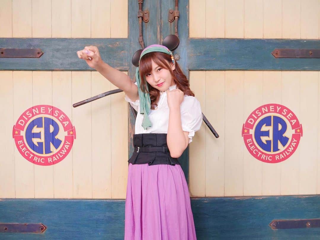 のインスタグラム：「またまた！夏がキターーーー💜今年もパイレーツサマー☠️❤️始まったね✌🏻 ということで、今回は#パイレーツコーデ で行ってきました⭐️ みんなはパイレーツオブカリビアンみたことある？🏴‍☠️わたしは2の#デッドマンズチェスト が1番すき💕  ことしも#パイレーツサマーバトルゲットウェット でめっちゃ濡れるぞー🌊💓 オー☠️💜 動画も今日出てるからYouTubeみてちょ🌈  #disneysea #disney #ディズニー #ディズニーシー #pirates #piratesofthecaribbean #piratessummer #パイレーツサマー #パイレーツバウンド #ディズニーバウンド #ootd #piratessummerbattlegetwet #youtuber #たまちゅーぶ #summer」