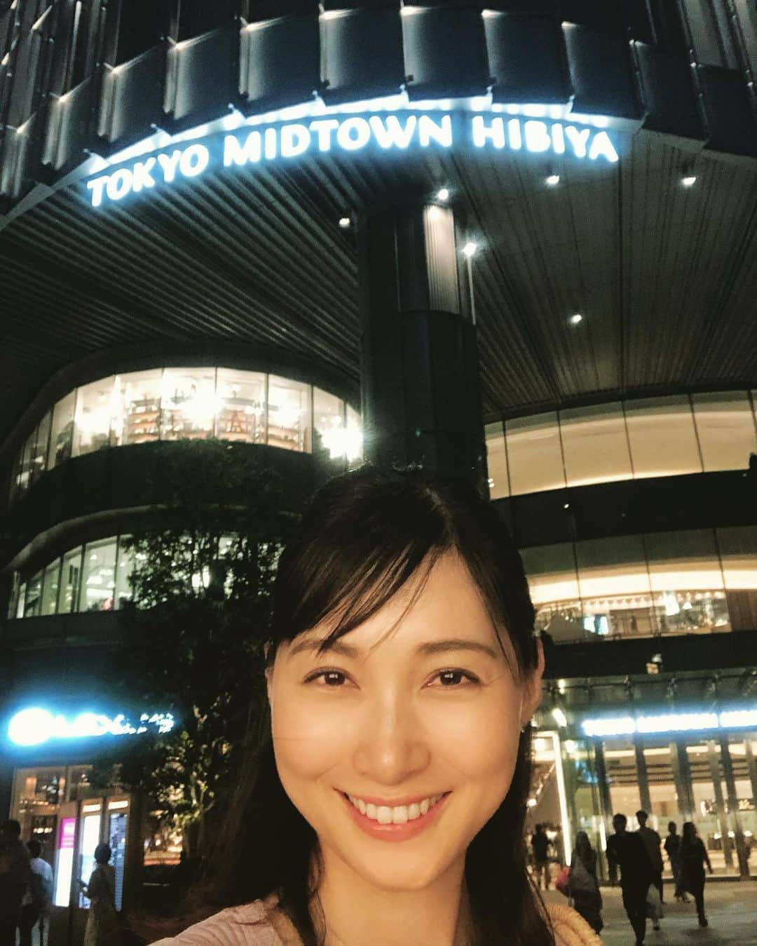 星野涼子さんのインスタグラム写真 - (星野涼子Instagram)「先日実写版アラジンを観てきました！ 当日チケットを取ろうとしたら、前から2列目残り1席！？ 急遽劇場を変更してなんとか観ることができたけれど、アラジン人気と休日の都心の夜の映画館を甘くみてました😱 夢と強さに溢れた映画でとても楽しめました！ 自分の持ち場で現実に縛られずにもっと自由に楽しんで日々を過ごしたいなと思えてリフレッシュもできました😊 ２Ｄでも十分楽しめます！まだの方おすすめです☆  #アラジン #映画 #映画館 #東京ミッドタウン日比谷 #日比谷 #aladdin #cinema #movie #theater #tokyo #tokyomidtown #hibiya #영화 #영화관 #도쿄 #히비야」7月11日 22時55分 - ryoko.hoshino