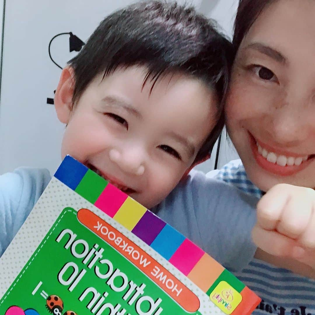 佐藤康恵さんのインスタグラム写真 - (佐藤康恵Instagram)「七夕は🎋息子の4歳の誕生日でした🎂🎊 まだまだ甘えっ子だけれど、いつもカッコよく優しいお兄ちゃんになってくれたり、笑わせてくれたり、私の深い深いところをい〜っぱい幸せにしてくれてありがとう😊💖息子の大好きな苺🍓バナナ🍌グレープ🍇の大きなショートケーキ🍰を作りました！ 『3段❣️』と言われたけど、2段にしちゃった😅 プレートは息子の大好きな電車🚃にパトカー🚓に消防車🚒🌟 💦作っている横から手が出て食べられちゃうからママは焦って急いで作ったよ〜〜(≧∀≦)❣️ すくすく成長してる君を見て、ママはまだまだまだまだ頑張るからね🌻🌻🌻🌻🌻🌻🌻 I love you forever. #mylove #happybirthday #son #佐藤康恵 #mama #love #ありがとう #smile」7月11日 22時56分 - yasuesato.official