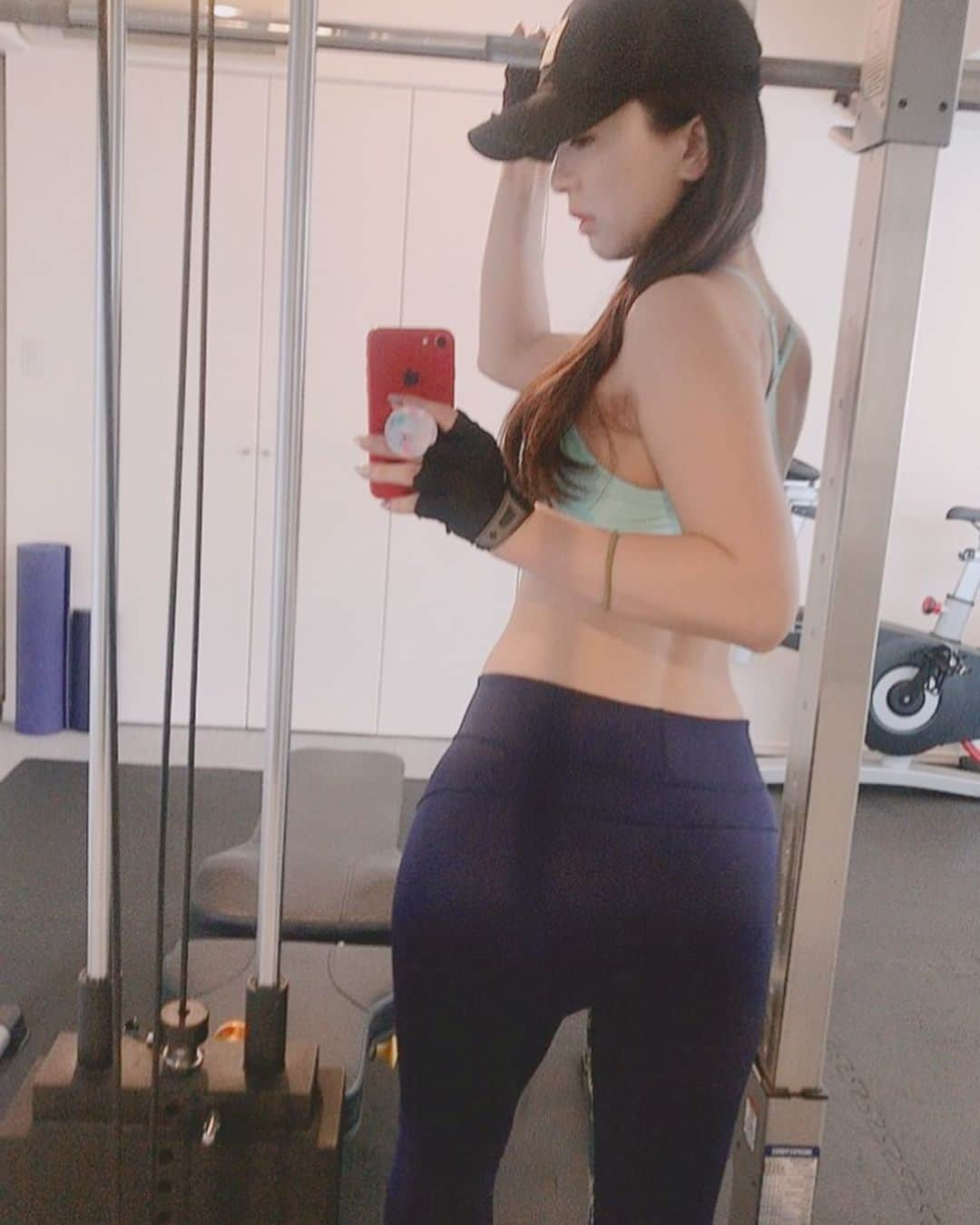 祥子さんのインスタグラム写真 - (祥子Instagram)「🏋️‍♀️ workout。  先日も楽しくしっかり筋トレ！ @gravity_gym_jp のトレーナー陣は知識が豊富で会話が面白い🤣  トレーニングが本当に実りがあって楽しい🎶 少しずつだけど、 身体に変化が見えてきた気がする💓 #トレーニング #パーソナルトレーニング #ジム #gym #筋トレ #ダイエット #肉体改造 #ボディメイク #bodymake #楽しみの時間 #くびれ #美尻 #メリハリボディ #変化 #変わる #朝活 #グローブみたいなの付けたらこなれてる感でる #コツコツと #ありがとうございました #thankyou」7月11日 22時58分 - sho_ko.0413