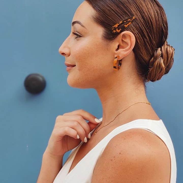 アクセサライズのインスタグラム：「Go for matchy-matchy vibes like #Accessorizer @sassandlife and double up on resin with our statement clips and subtle hoops. 🔍 Earrings - 7859822700 🔍 Clip set - 6868882700 Tap the link in the bio to shop now.  #Accessorize #Accessorizer」