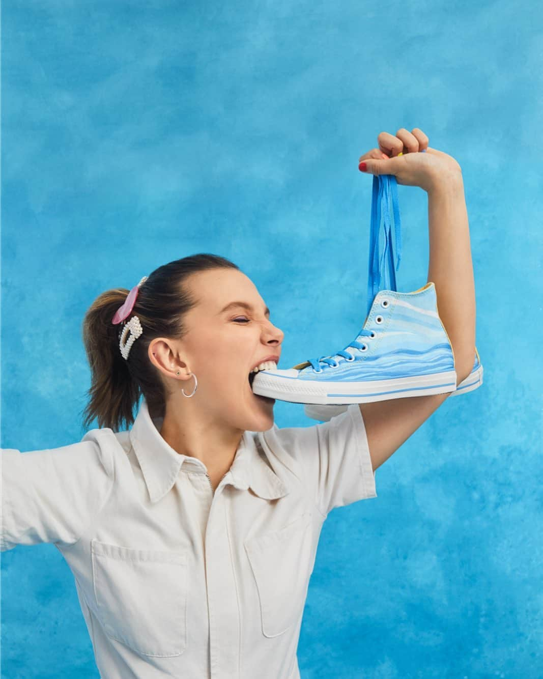 ミリー・ボビー・ブラウンさんのインスタグラム写真 - (ミリー・ボビー・ブラウンInstagram)「Introducing MILLIE BY YOU, a new collection of shoes I designed with @Converse that highlights my love for whales and the ocean as well as DIY fashion.  The coolest part is YOU get to customize and create your own unique pair of chucks with prints, colors and materials chosen by ME!  Go design your pair now!!!! Link in bio. #ConverseXMBB #ConverseByYou #ConversePartner」7月11日 23時01分 - milliebobbybrown