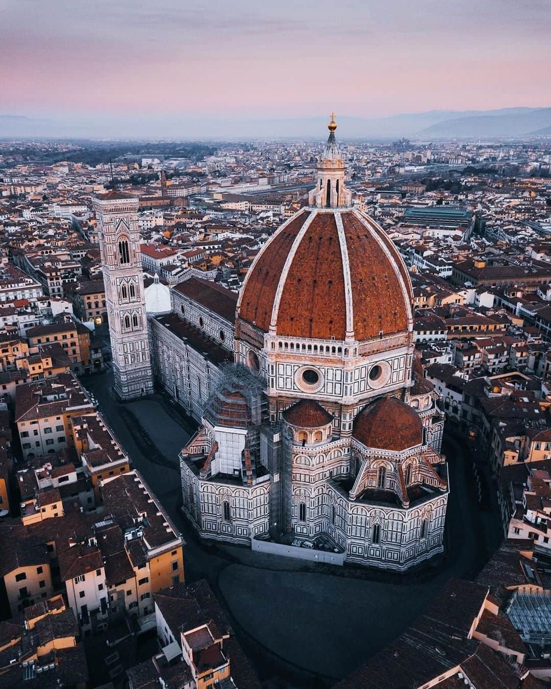 Travel + Leisureさんのインスタグラム写真 - (Travel + LeisureInstagram)「The top hotels in Florence are just as enchanting as the city itself. Get our #TLWorldsBest list of the best properties for your trip at the link in bio! #tlpicks courtesy of @bokehm0n」7月11日 23時01分 - travelandleisure