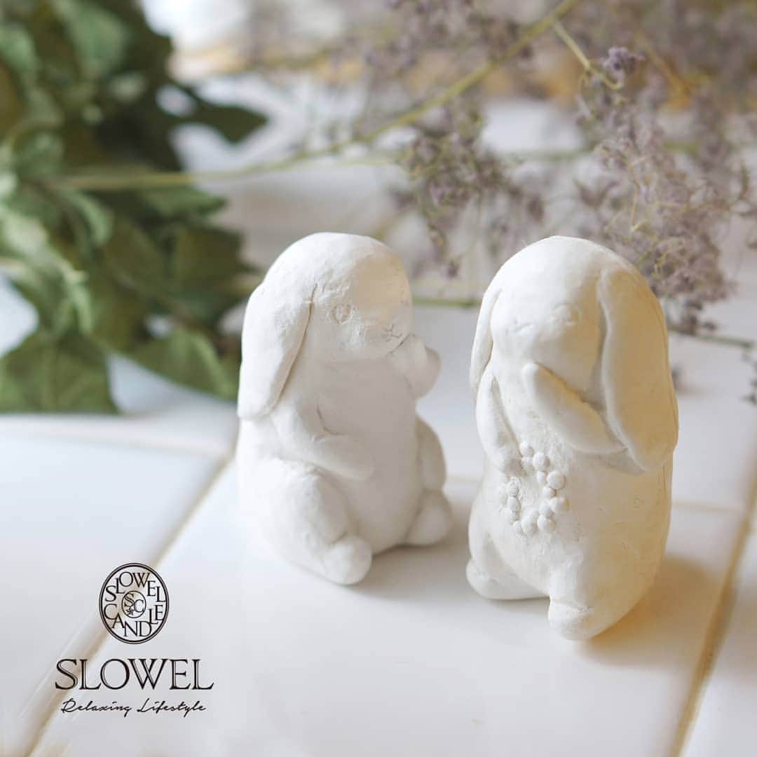 のインスタグラム：「🐰 Minfika ミンフィーカ  うさぎキャンドルの原型です。  最初、左を作ったんだけど、  家族・家に遊びに来た友人から 「犬…うさぎ…えっ？！」と。  犬かうさぎか解らないものを 作ってしまったようで、  右のを作り直しました。  あんまり大差ない…？ …… あとよく原型何で作ってるんですか と聞かれるので、  ラドール　プルミエール　石粉粘土  で動物キャンドルの原型は作ってます🐰  ここからまた型どりをして、 型にロウを流せば、 オリジナルキャンドルが出来上がりますね～🕯️ ………………………………………………………………………………………… 「星座キャンドルをつくろう」 ⏺️日時…7/13（土）11~12時 ⏺️場所…ケイット@keitto_northobject ⏺️予約 Tel  06-4395-5648（ケイット） Keitto@northobject.com ………………………………………………………………………………………… 購入、販売&委託販売及び ワークショップ（9月以降） ご依頼などお問い合わせは、 DM もしくは slowel.candle@gmail.com  までご連絡ください。  #candle #rabbit #キャンドル#slowel #うさぎ #動物キャンドル#動物好き #minfika #ミンフィーカ#ハンドメイド#handmade #candleartist #jcaキャンスタ #大阪 #関西 #灯りの店 #三重県#伊勢神宮おかげ横丁」