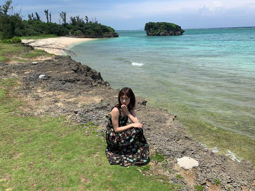 永島聖羅さんのインスタグラム写真 - (永島聖羅Instagram)「沖縄ロケ1日目終わり☺︎ . . 今帰仁村「赤墓ビーチ」にての写真📸 . . 海が綺麗で穴場スポット。 心が癒されました〜〜 . . たくさん写真撮ったから ゆっくり上げていこ❤︎ . . よし、明日も朝一からロケだから 早めに寝ます。 おやすみなさい💤 . #沖縄 #海 #永島聖羅  #linenews」7月11日 23時18分 - seira_nagashima