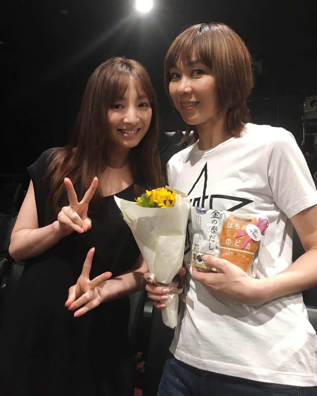 白羽ゆりのインスタグラム：「湖月わたるさんの30周年の舞台を観に行ってきました！  婚活がテーマという事で、どんな内容なのか興味津々でした（笑）  最高に楽しくて笑いっぱなしだったのに、気が付いたら号泣してました。わたるさんの誠実で真面目な部分が、こんな形で表現されるとは。  30周年おめでとうございます🎉  宝塚時代ご一緒出来て、本当に幸せでした。  わたるさんといえば、やっぱりヒマワリ🌻🌻🌻 いつまでも、太陽のように輝いていて下さい！！」