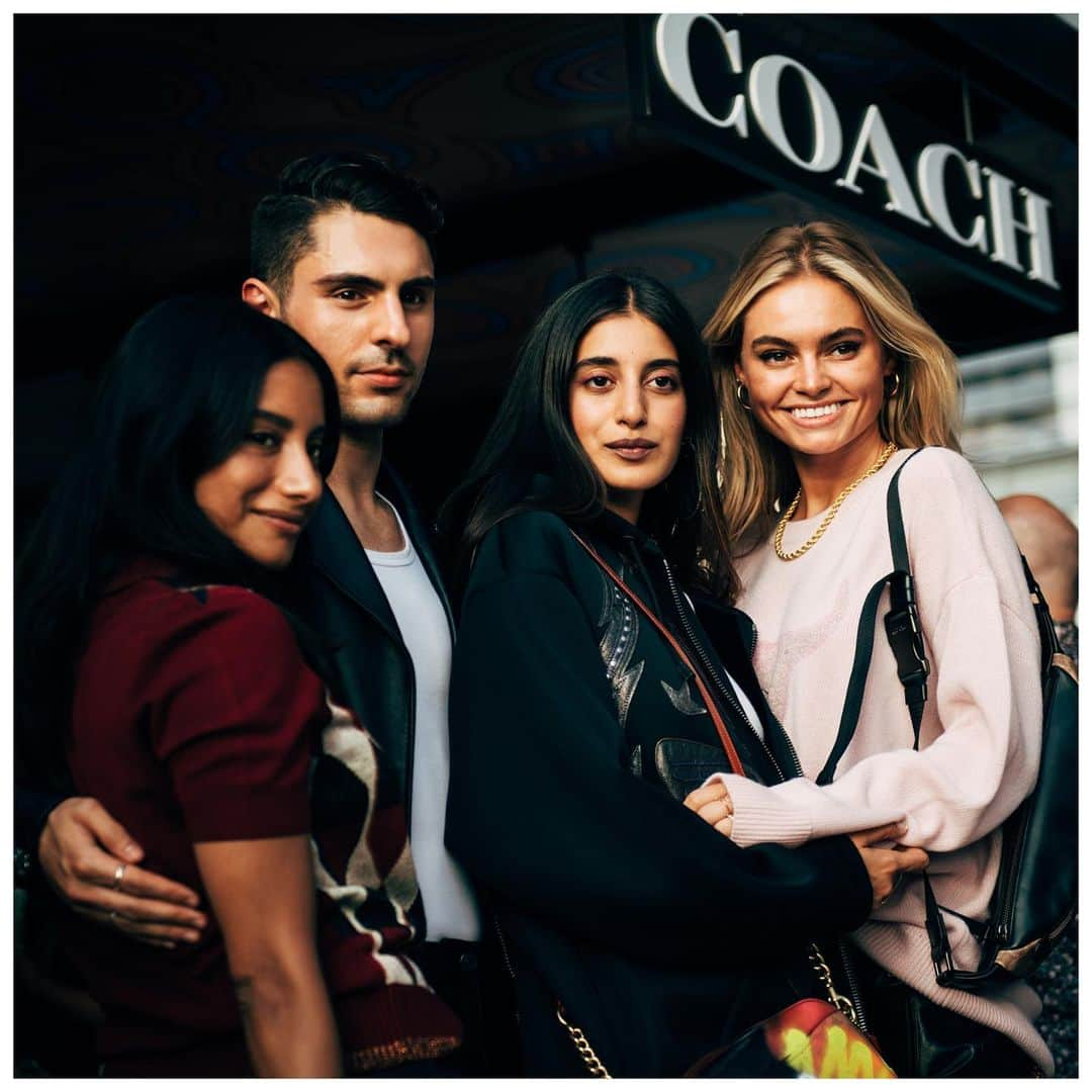 コーチさんのインスタグラム写真 - (コーチInstagram)「We like what we C. Some of our favorite Coach fam members stopped by our just-opened Hudson Yards pop-up to experience the "Art of Signature." #CoachCreate #CoachNY . . . Now through July 17, visit the space to shop limited-edition, printed Signature bags or have one of our artist-in-residence customize it for you. In partnership with @Visa_US.」7月11日 23時26分 - coach