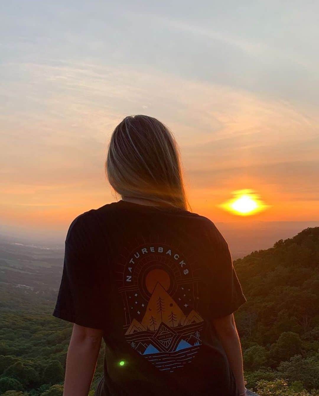 レイチェル・パーソンズのインスタグラム：「Shoutout to @naturebacks for making the comfiest tshirts in the world. Perfect for adventuring☀️」