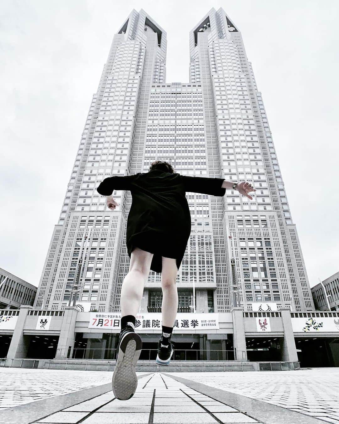 sassyさんのインスタグラム写真 - (sassyInstagram)「jump 🏃‍♀️. . tokyo japan. 21日は参議院議員選挙ですってよ。 . というかキャプ消えちゃってるよ😭なんなん最近のInstagram〜〜. . iphonexs #ShotOniPhone @apple . #ShotOn_TG @tokyo_grapher #tg_wide . . #symmetryhunters . #monoart #instagram #webstapick #jp_gallery_member #bnwsouls #bnw_demand #bodylanguage_bnc #bnw_rose #lines_and_point #instaghesboro #shootermag #indies_gram  #HUEART_life #team_jp_ #wu_japan #mwjp  #igrecommend #tokyocameraclub #discovertokyo #streetshootjapan #illGrammers #tokyoartsandculture #indies_minimal #peoplewalkingpastwalls #JJ_Geometry . . . #IGersJP @IGersJP (本家）. check facebook page InstagramersJapan.」7月11日 23時18分 - cozeyes