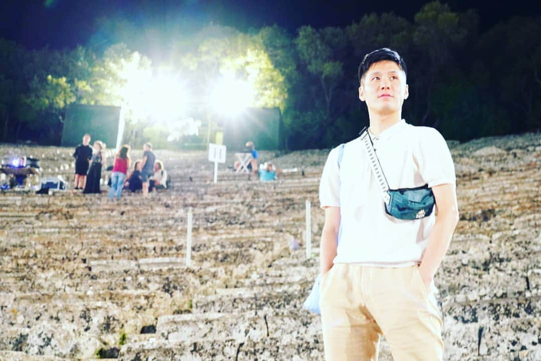 梅川壱ノ介（舞踊家）さんのインスタグラム写真 - (梅川壱ノ介（舞踊家）Instagram)「【世界遺産の古代劇場】  よく教科書で目にした、古代劇場。 １万４千人も収容できる劇場を目の辺りにした時、本当に圧倒されました。  夜の劇場は星空が本当に美しく、お芝居を観ていると何千年もの間、色んな時代の色んな人たちがここに座ってお芝居を楽しんでいたと考えるだけで感動しました。  歴史は何ものにも変えれない、素晴らしいものなのだと実感しました。  #梅川壱ノ介  #古代劇場  #ギリシャ #エピダウロス  #epidaurus  #acienttheatre  #greece」7月11日 23時20分 - umekawaichinosuke