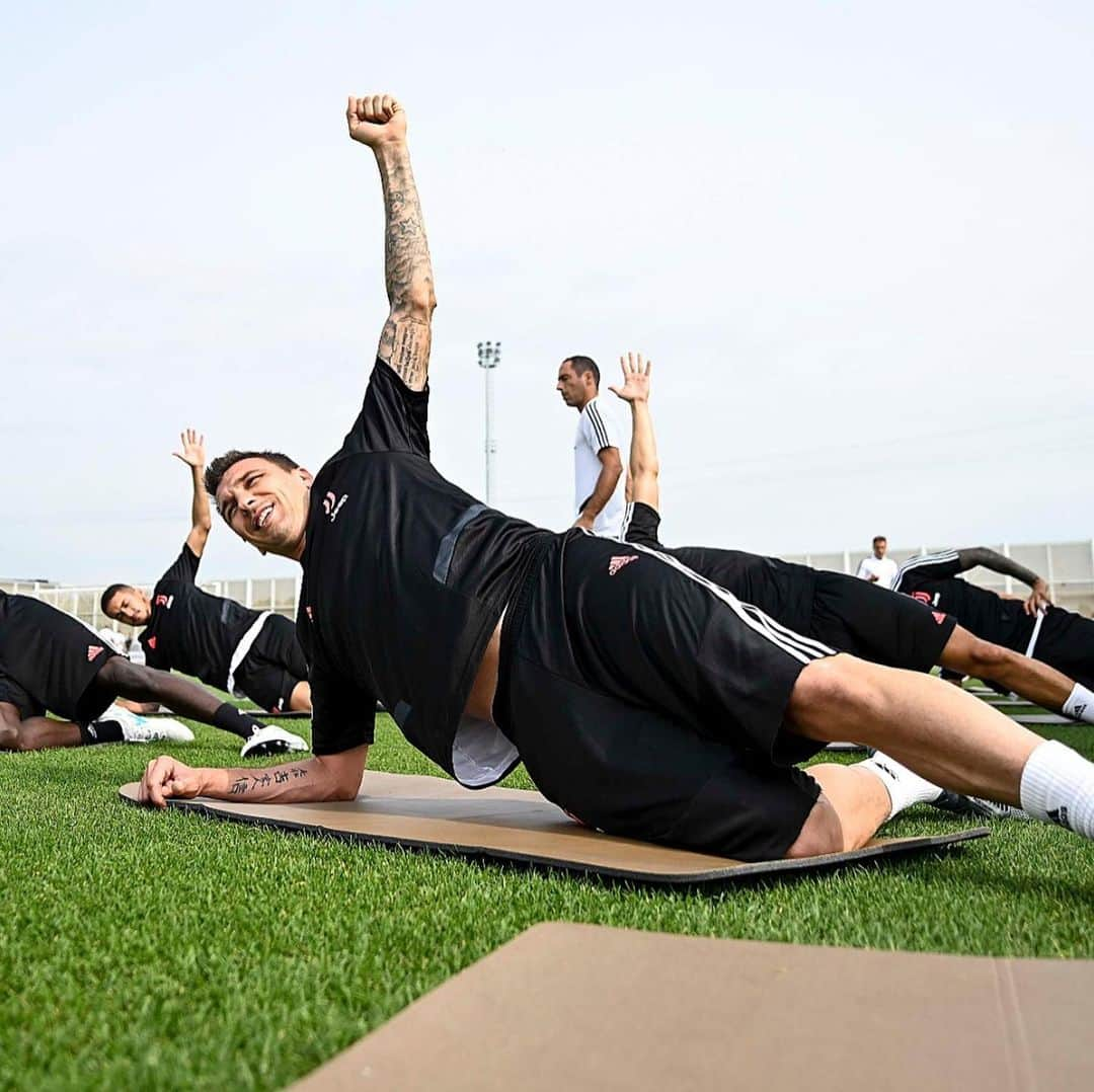 ユヴェントスFCさんのインスタグラム写真 - (ユヴェントスFCInstagram)「How long can you hold those planks for, boys?! ⏰💪 #ForzaJuve」7月11日 23時21分 - juventus