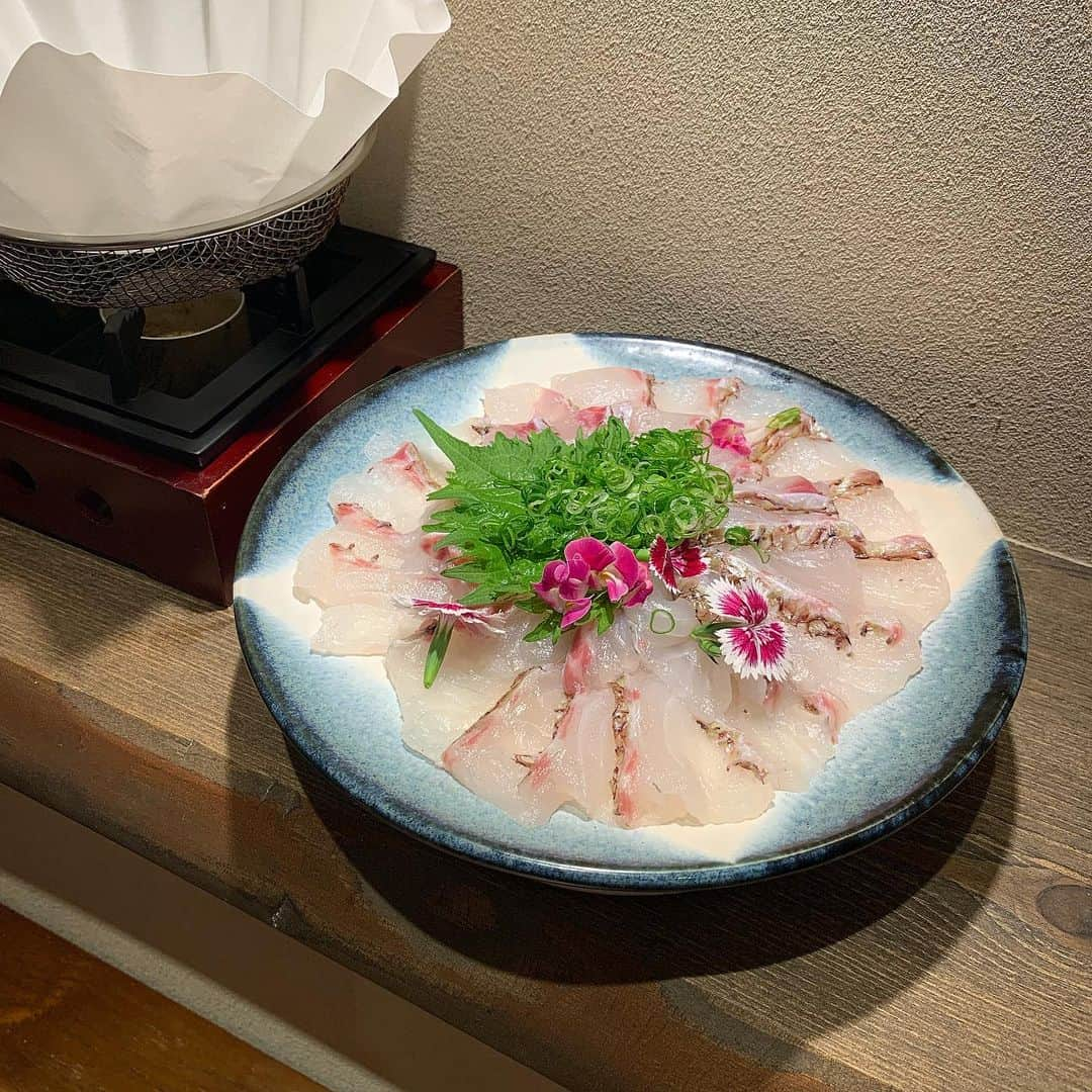 たなごころ 広島駅新幹線口店のインスタグラム：「お疲れ様です😌💕 今日は瀬戸内鯛づくしコースの「鯛のしゃぶしゃぶ」を紹介します🐟 一見ただのお刺身のように見えますが、お客様ご自身でしゃぶしゃぶしていただいて召し上がっていただくスタイルとなっております！ なかなか食べる機会のない鯛のしゃぶしゃぶを是非たなごころでご賞味ください✨  #たなごころ  #たなごころ広島  #ホテルグランヴィア広島  #鯛のしゃぶしゃぶ」