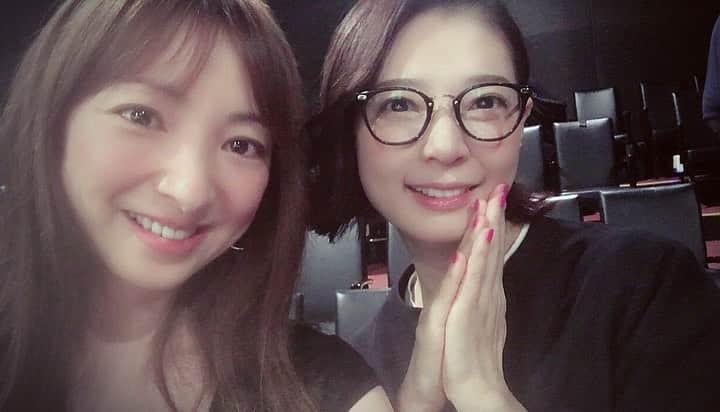 白羽ゆりのインスタグラム：「コムさん(朝海ひかるさん)  珍しく自撮りしちゃった。  もう最高過ぎました！ いつものコムさんとわたるさんみたいでした（笑）  それをお伝えしたら、ちょっとトナミの真似してるって言われました。  ぎゃー🤣  かもめも観せて頂きましたが、自然体なのに説得力のあるお芝居、勉強になります✨」
