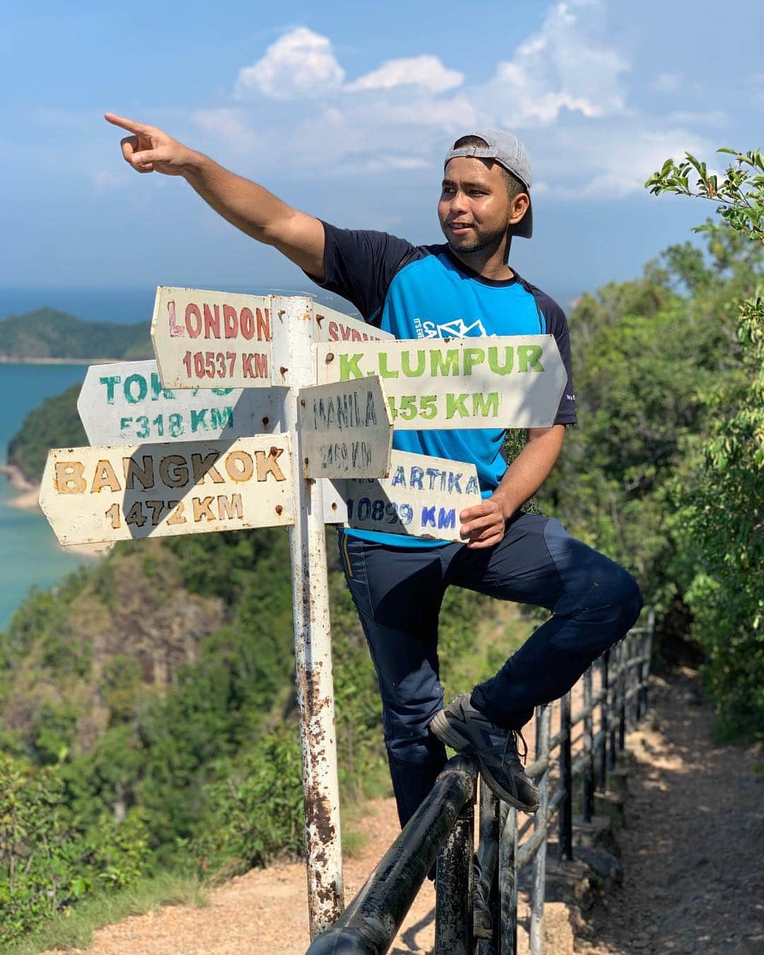 PSYのインスタグラム：「Bukit saya daki lagi, Apatah lagi hati awak tu 😆😆😆 #BukitKluang #BukitKluangBesut #pantaibukitkluang」